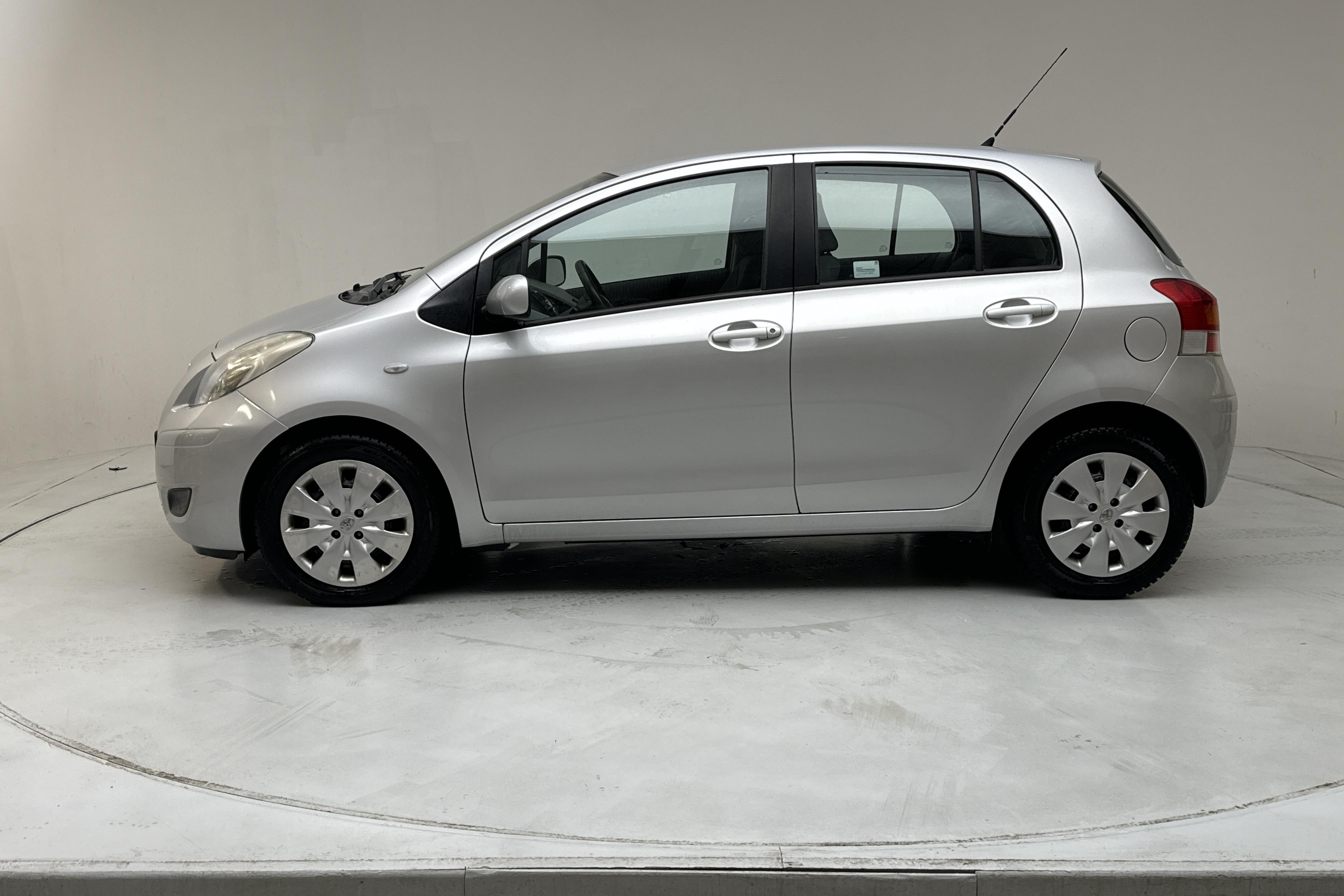 Toyota Yaris 1.33 5dr (100hk) - 6 801 mil - Manuell - silver - 2009