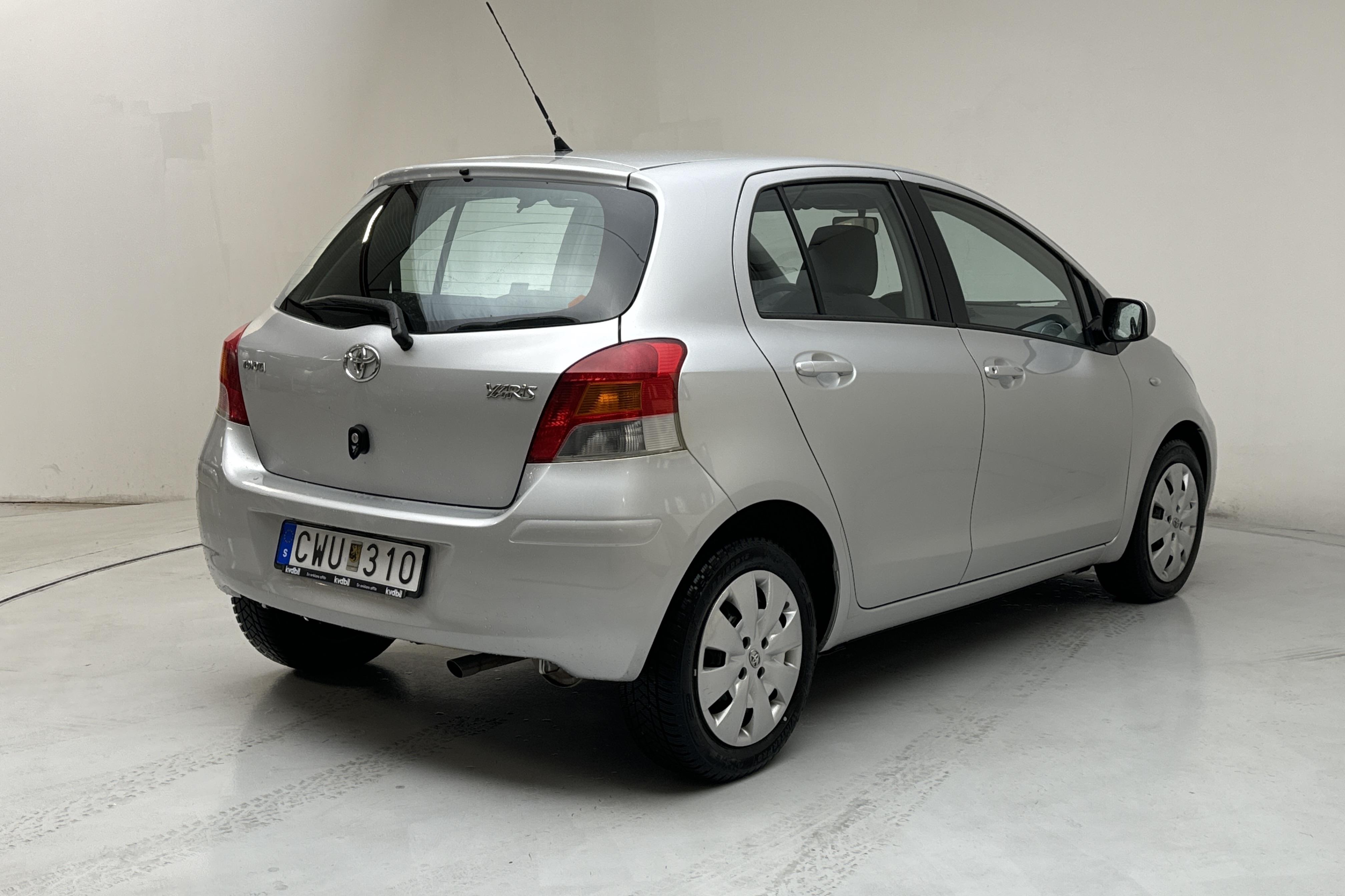 Toyota Yaris 1.33 5dr (100hk) - 6 801 mil - Manuell - silver - 2009