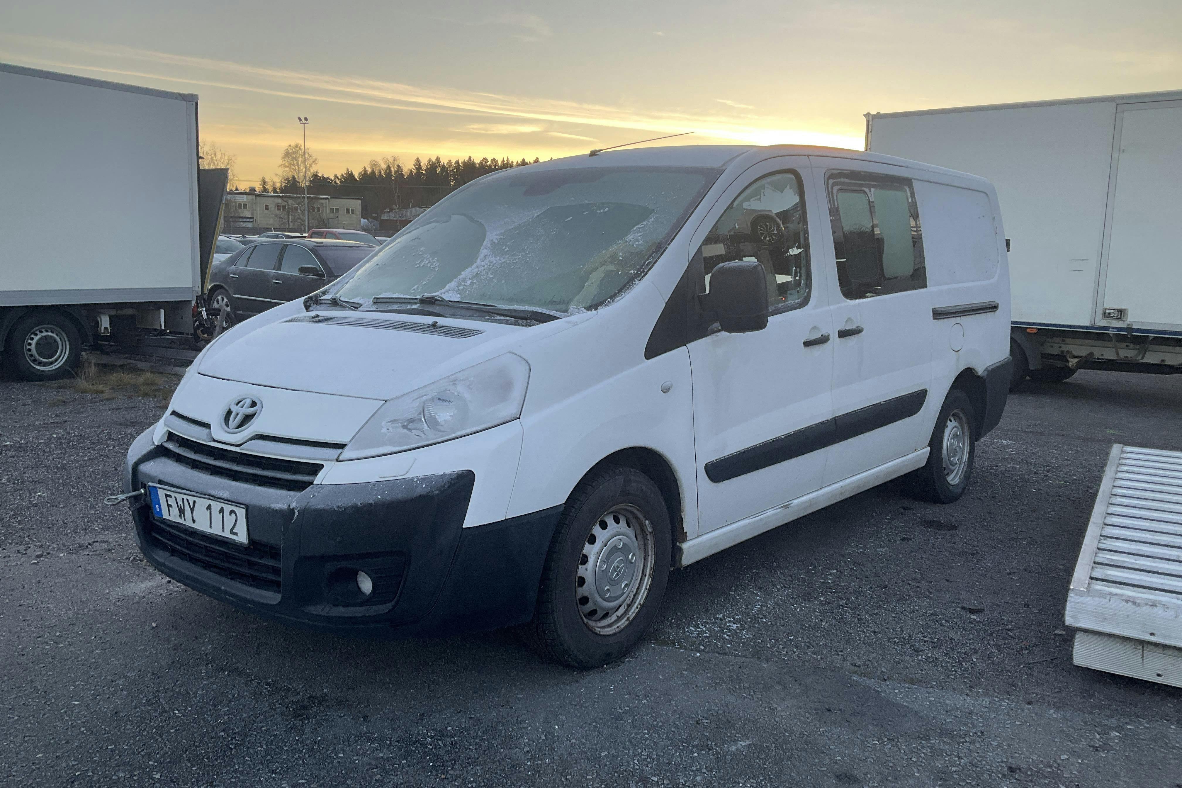 Toyota PROACE 2.0 D-4D (128hk) - 239 240 km - Käsitsi - valge - 2014