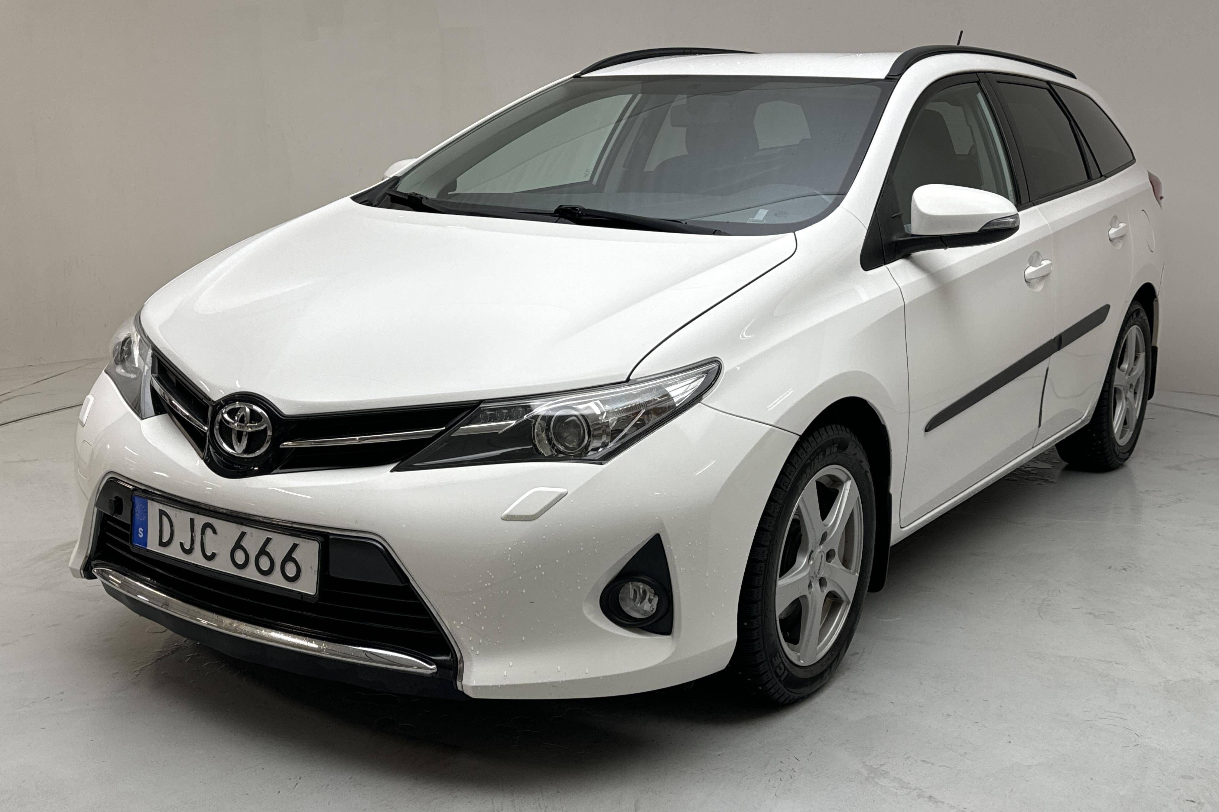 Toyota Auris 1.6 Valvematic Touring Sports (132hk) - 26 540 km - Automatic - white - 2015