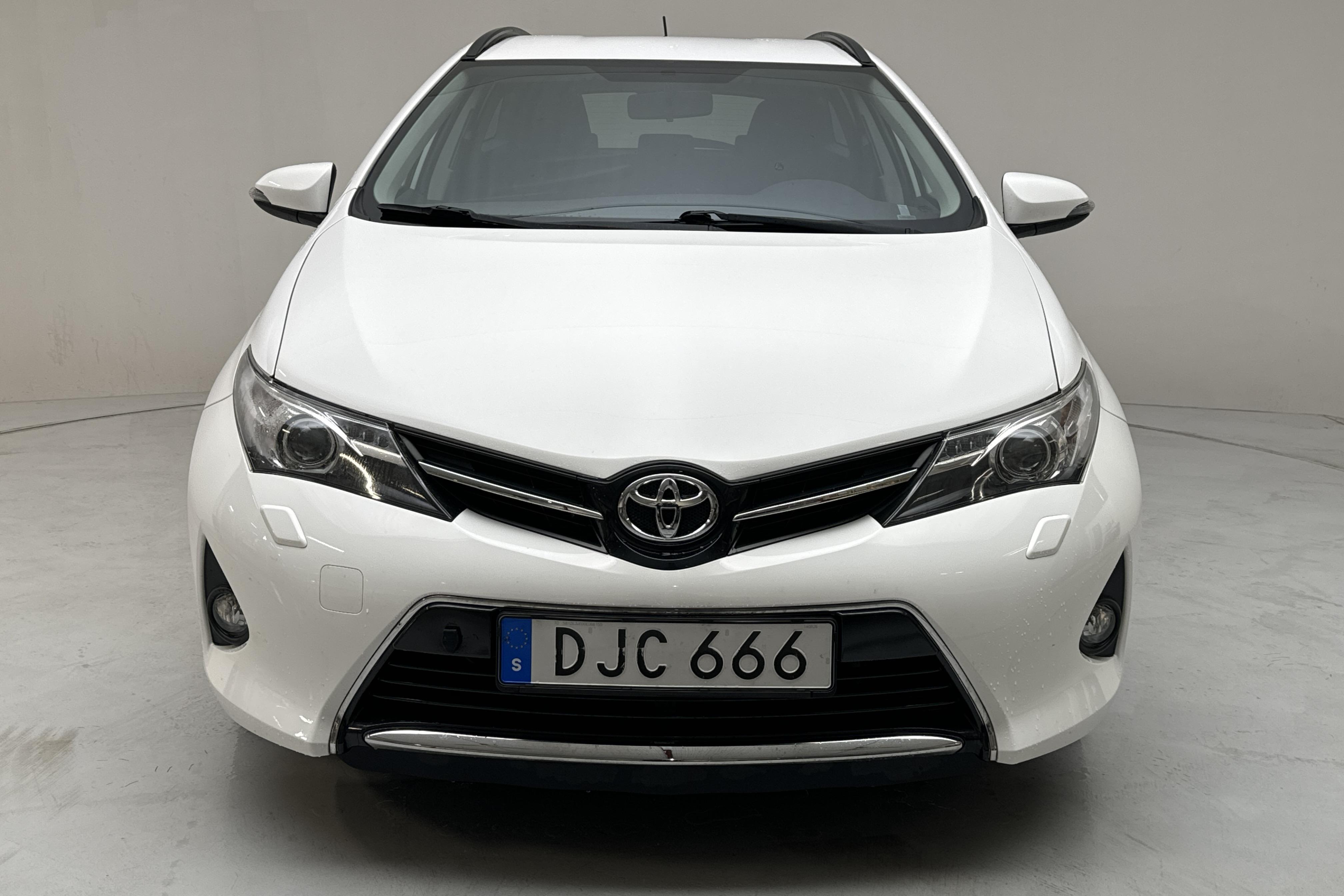 Toyota Auris 1.6 Valvematic Touring Sports (132hk) - 26 540 km - Automatic - white - 2015