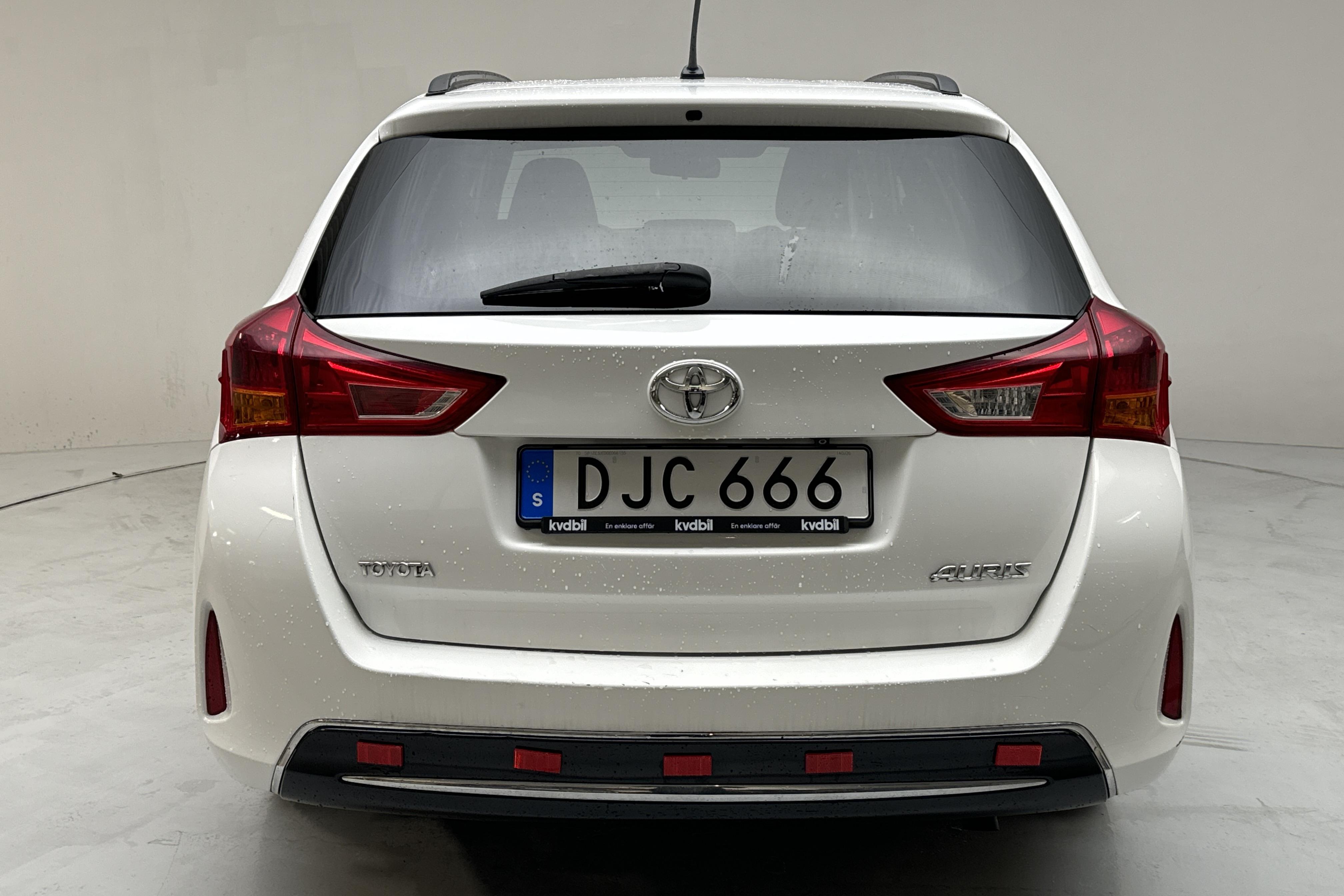 Toyota Auris 1.6 Valvematic Touring Sports (132hk) - 26 540 km - Automatic - white - 2015