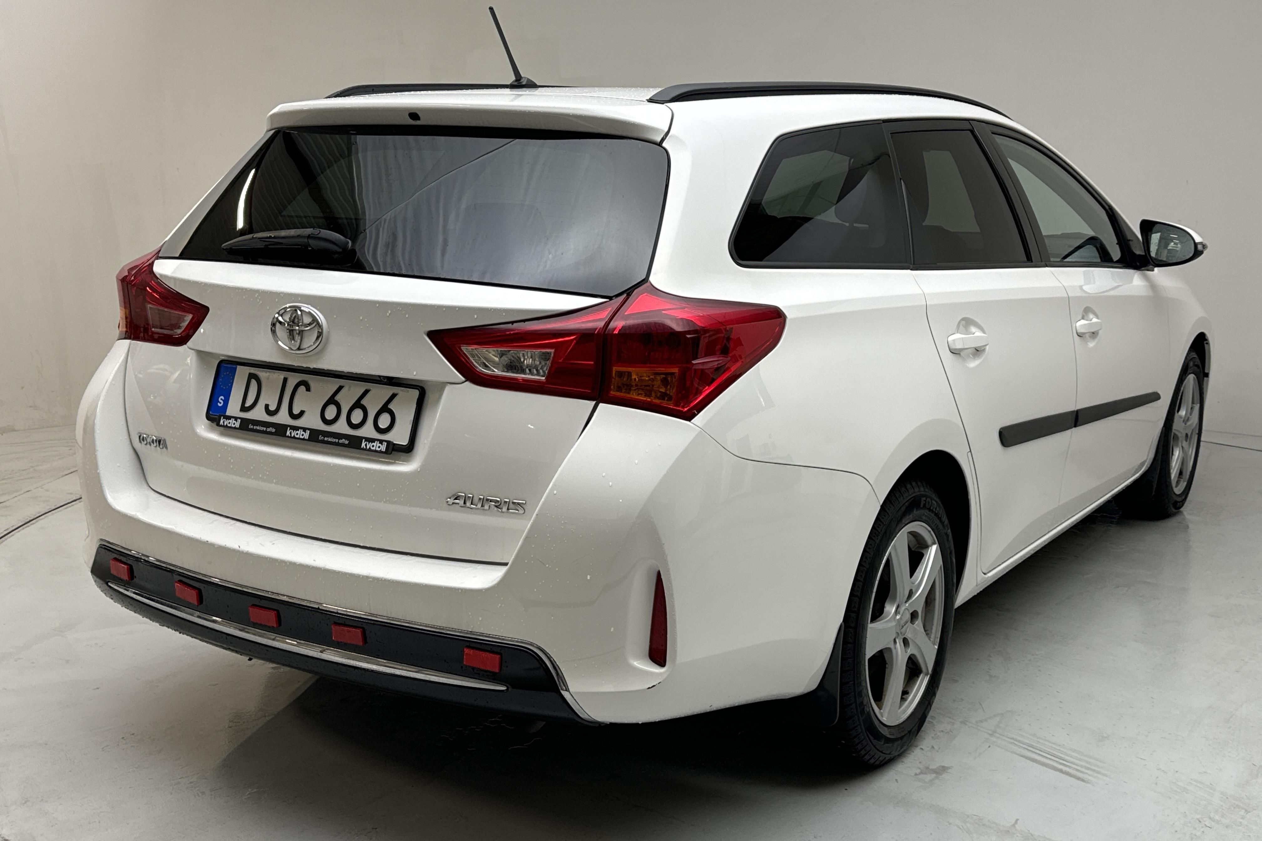 Toyota Auris 1.6 Valvematic Touring Sports (132hk) - 26 540 km - Automatic - white - 2015