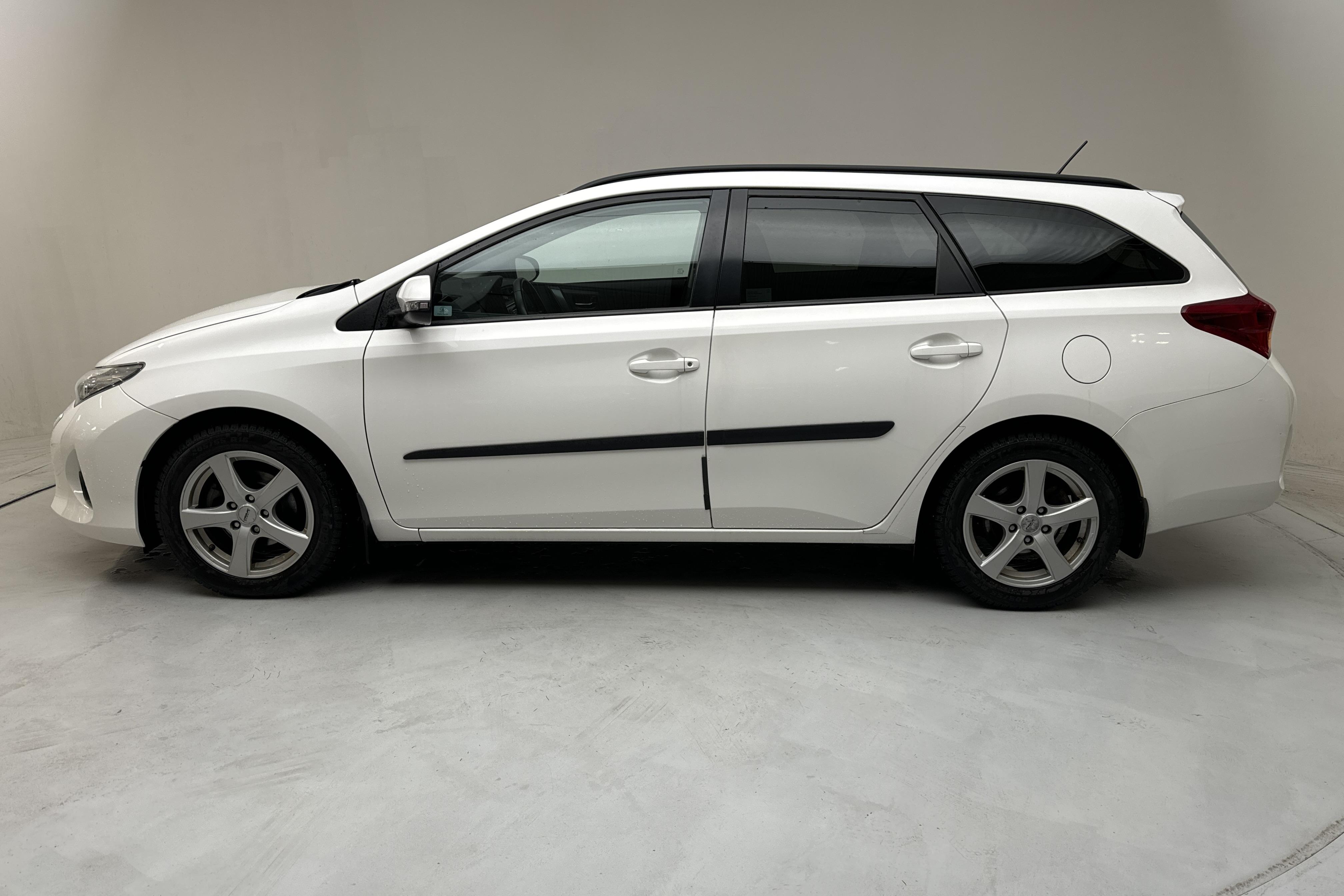 Toyota Auris 1.6 Valvematic Touring Sports (132hk) - 26 540 km - Automatic - white - 2015