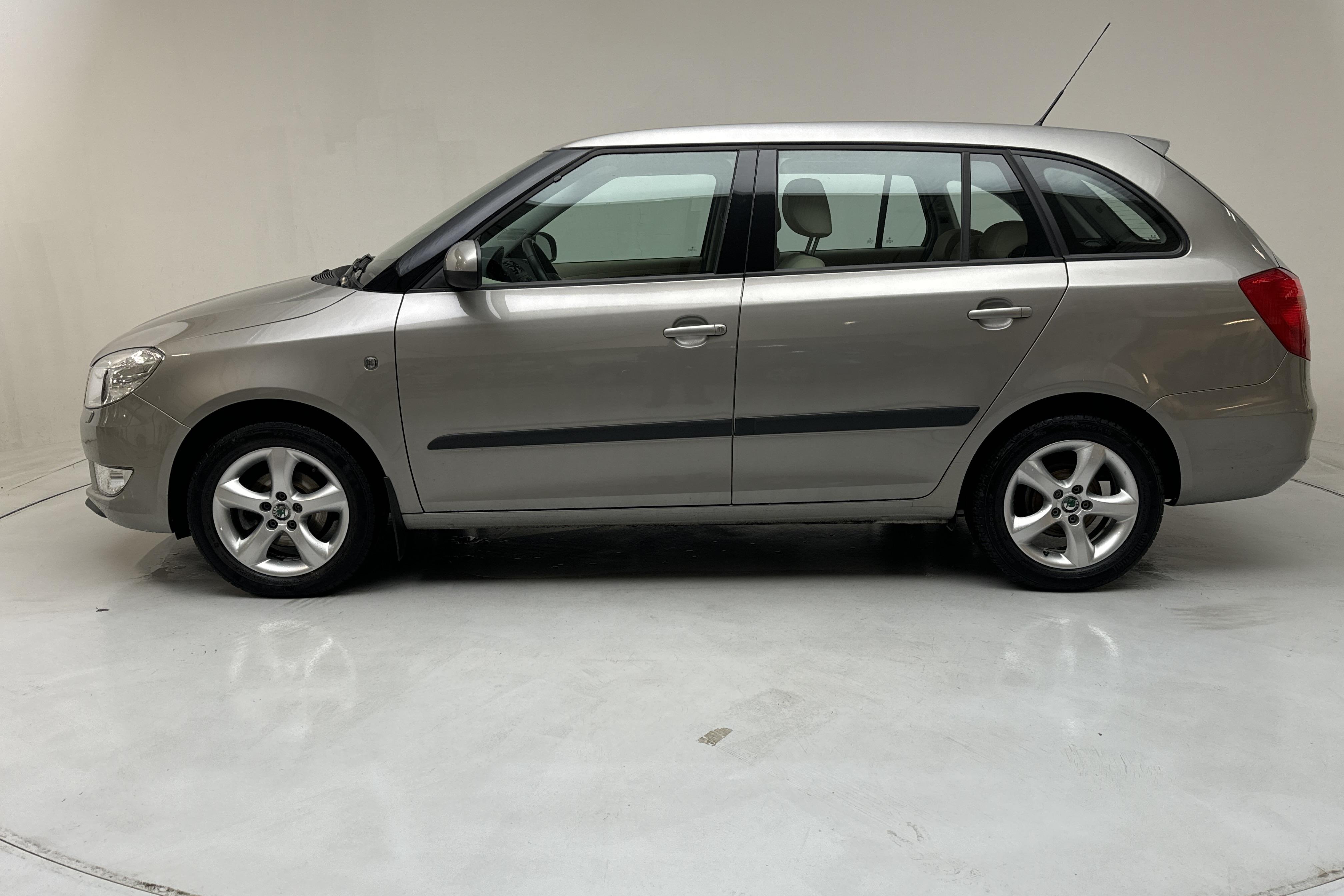 Skoda Fabia 1.2 Combi (70hk) - 3 418 mil - Manuell - Light Brown - 2011