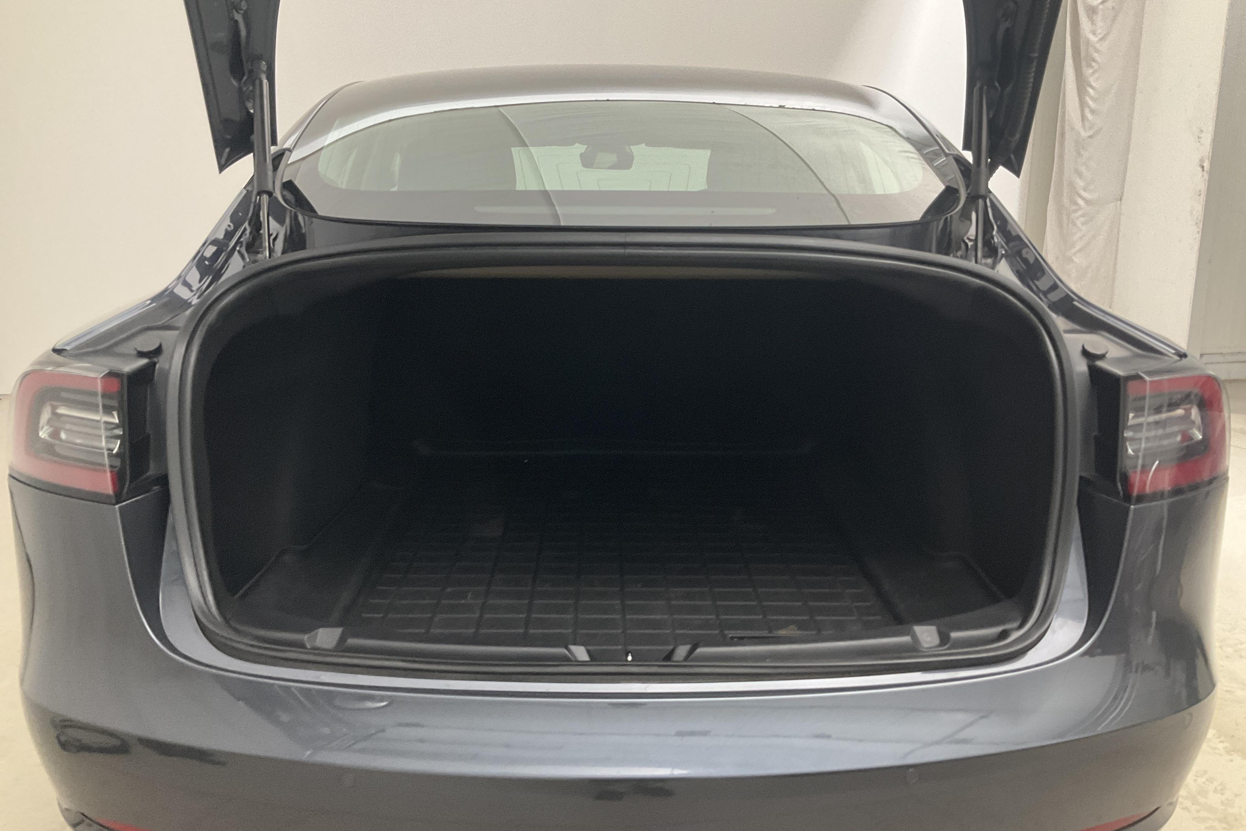 Tesla Model 3 Long Range Dual Motor AWD - 3 295 mil - Automat - grå - 2020