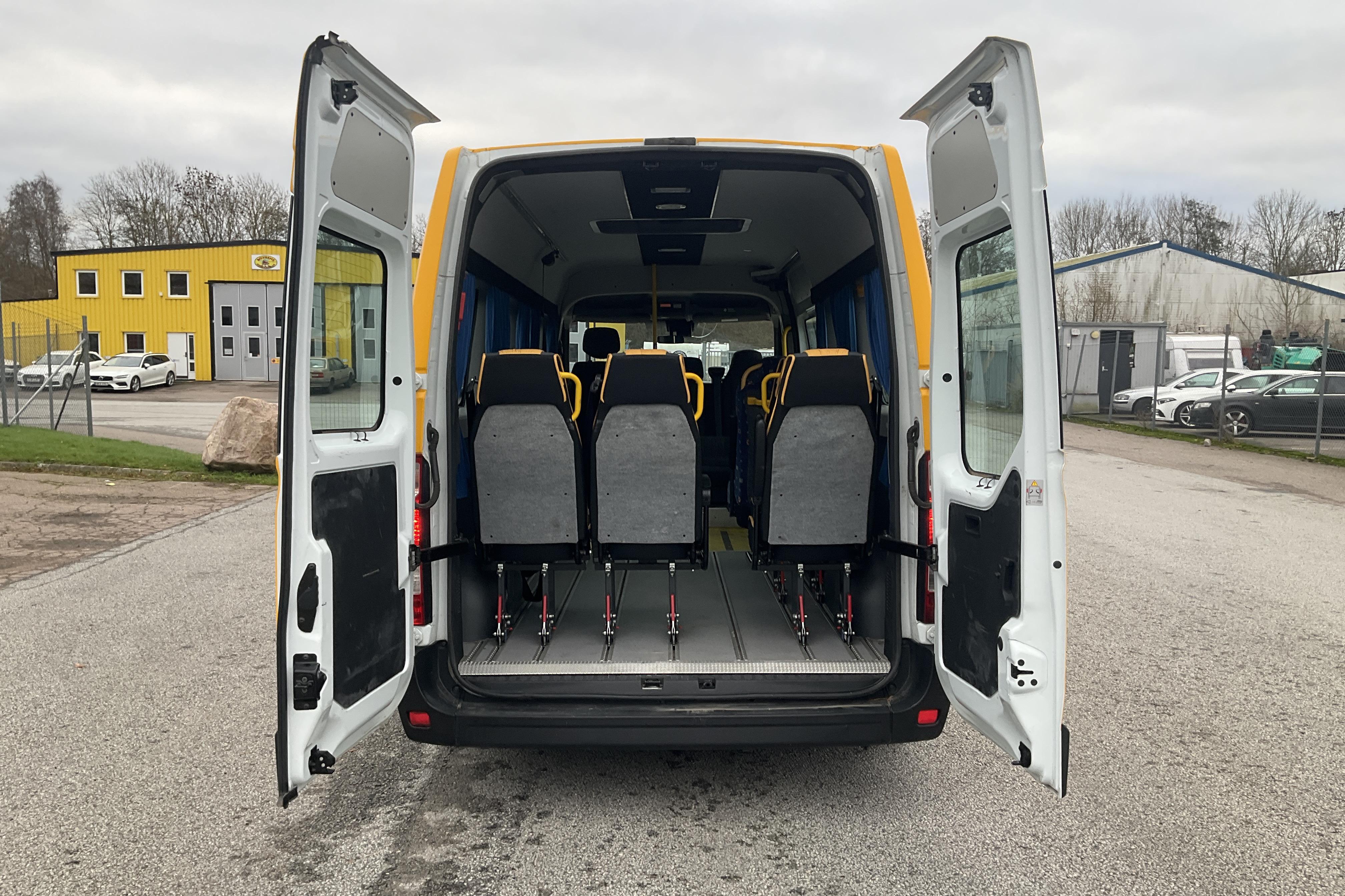 Nissan NV400 2.3 dCi Skåp (145hk) - 262 462 km - Manuell - gul - 2018