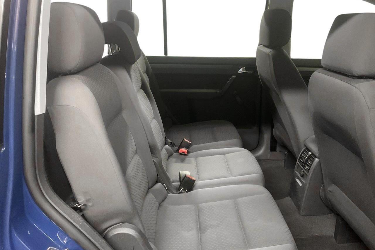 VW Touran 1.6 (102hk) - 17 376 mil - Manuell - Dark Blue - 2006