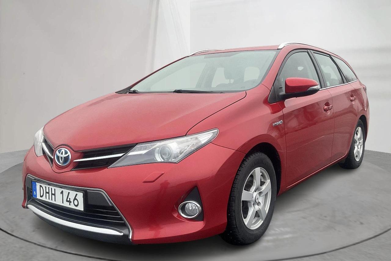 Toyota Auris 1.8 HSD Touring Sports (99hk) - 16 651 mil - Automat - Dark Red - 2014