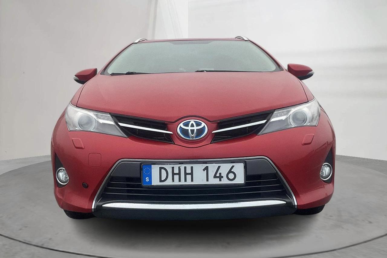 Toyota Auris 1.8 HSD Touring Sports (99hk) - 16 651 mil - Automat - Dark Red - 2014