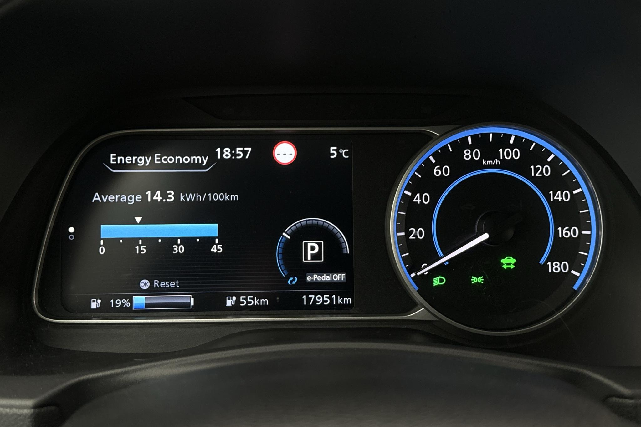 Nissan LEAF 5dr 39 kWh (150hk) - 17 950 km - Automaatne - punane - 2022