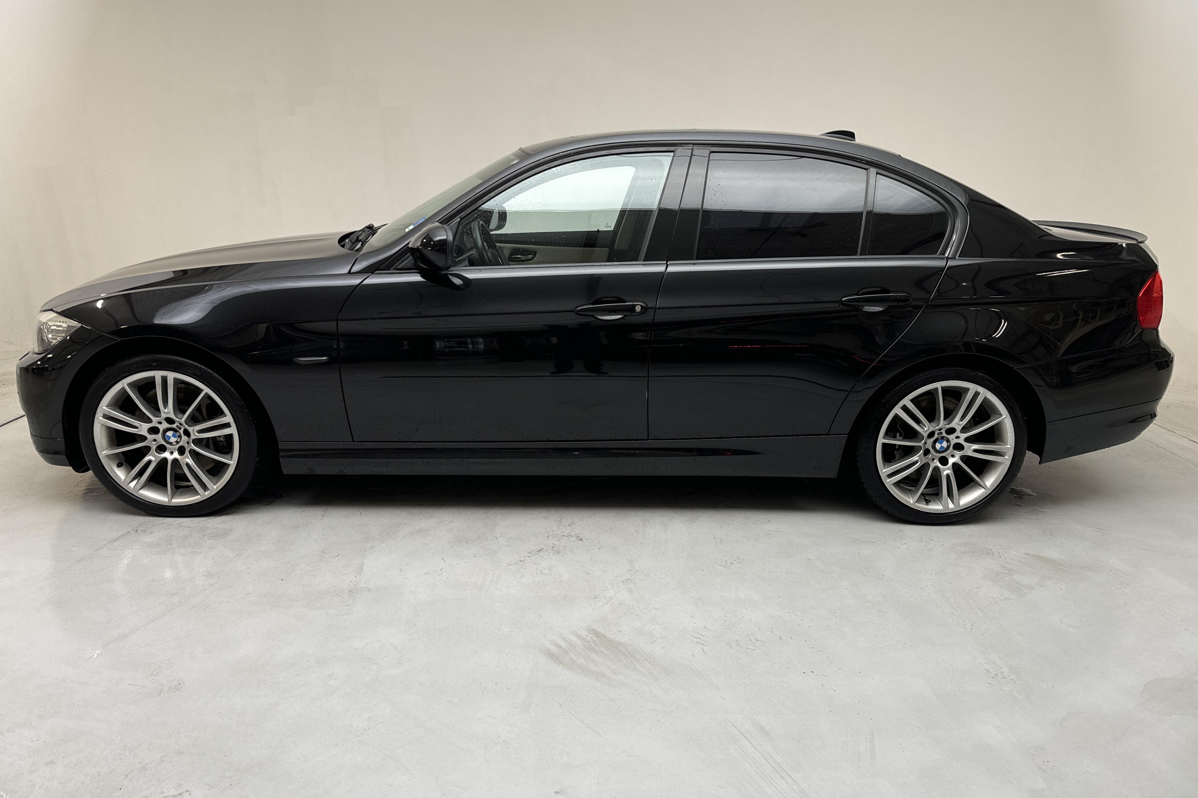 BMW 335i Sedan, E90 (306hk) - 18 764 mil - Automat - svart - 2011