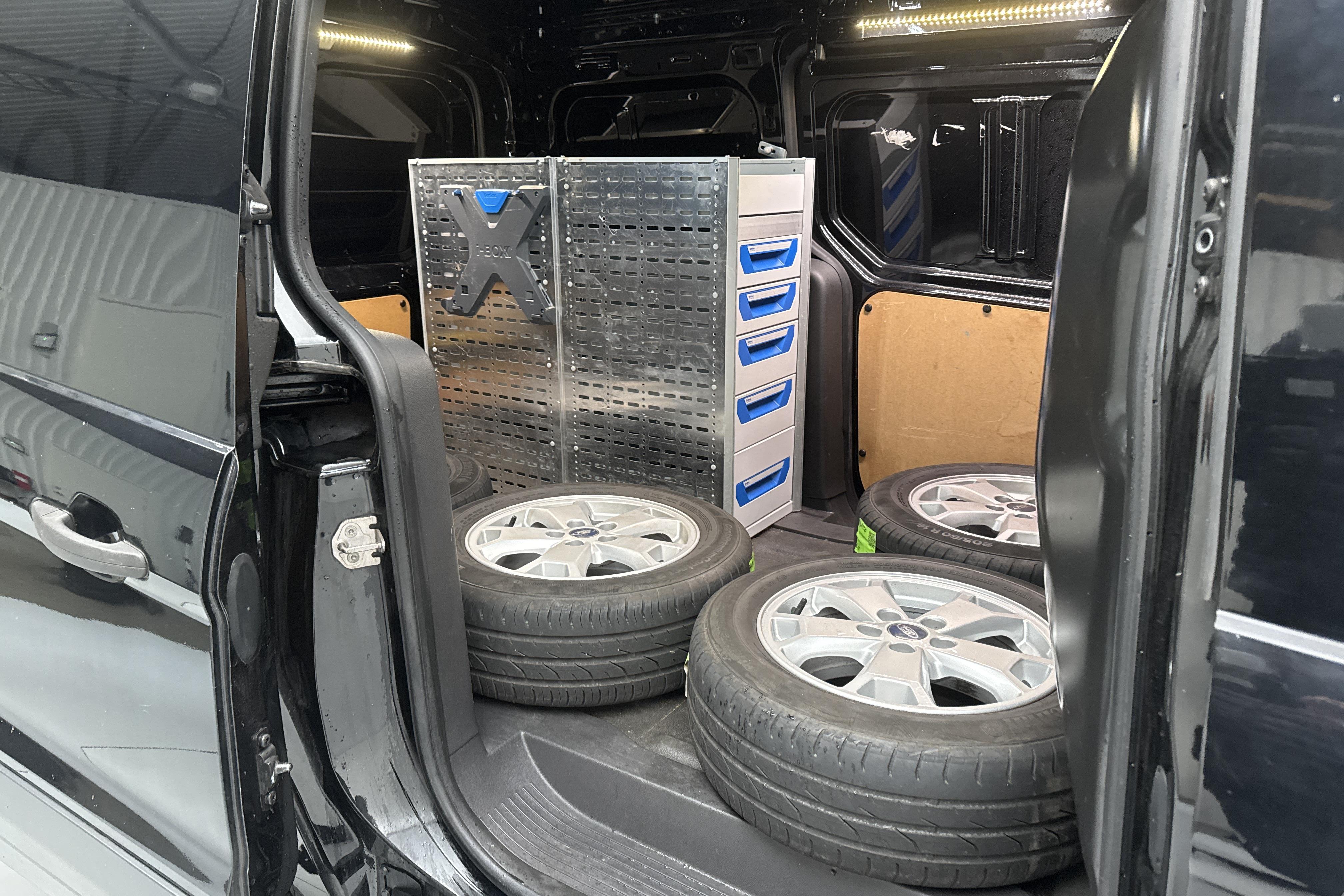 Ford Transit Connect 1.5 TDCi (120hk) - 43 140 km - Automaattinen - musta - 2018