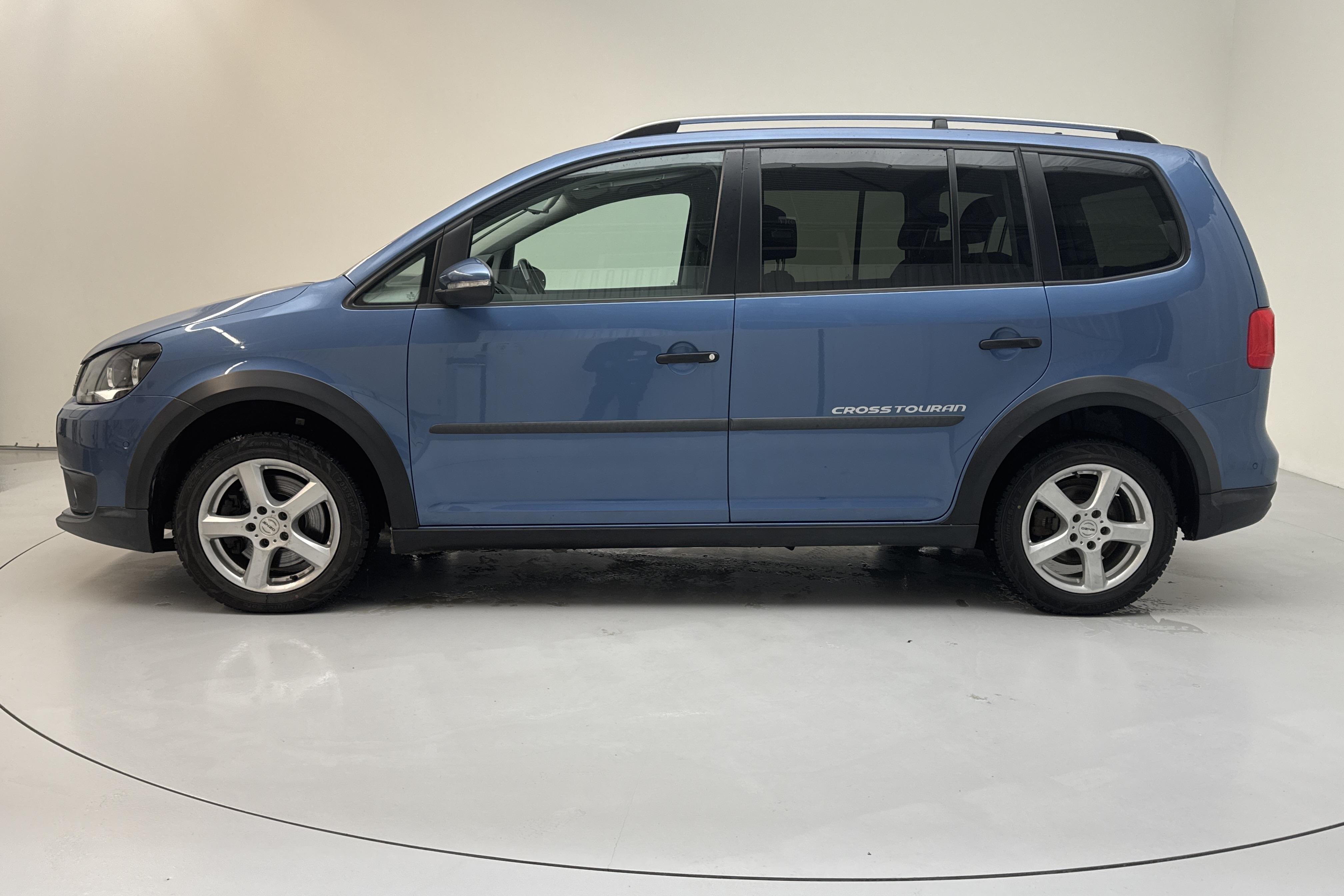 VW CrossTouran 2.0 TDI (140hk) - 67 570 km - Automaattinen - sininen - 2013