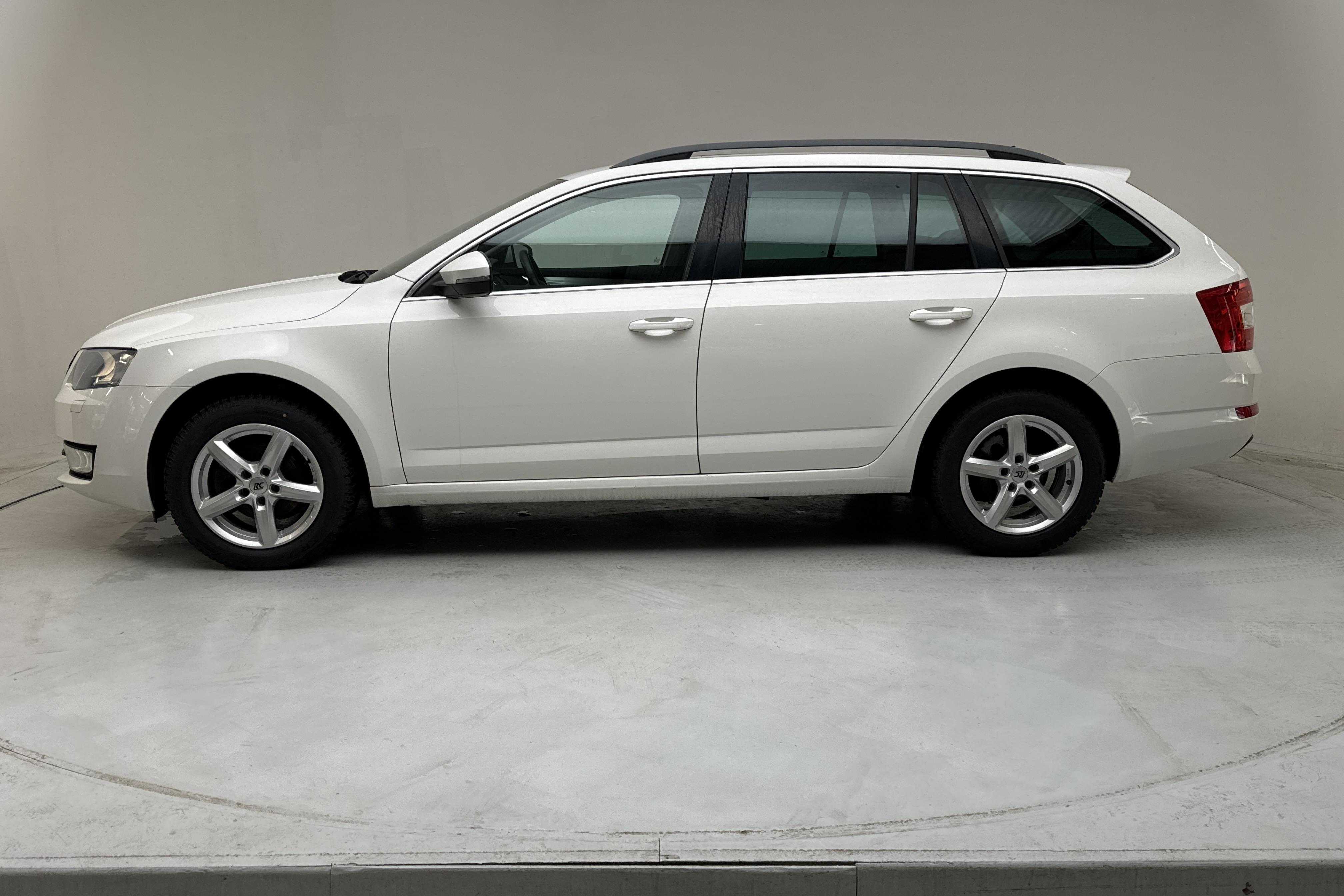 Skoda Octavia III 1.6 TDI CR Combi (105hk) - 13 052 mil - Automat - vit - 2015