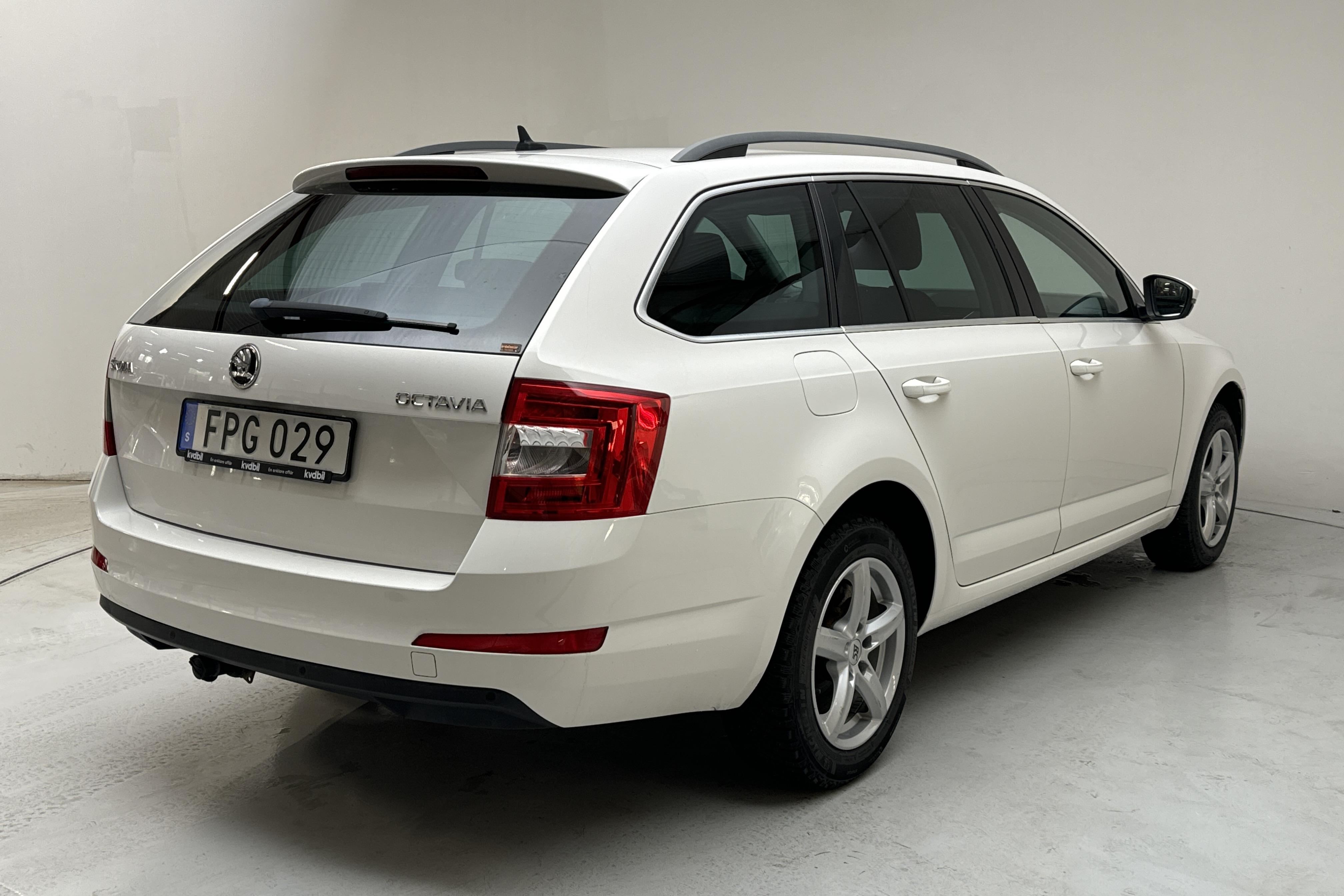 Skoda Octavia III 1.6 TDI CR Combi (105hk) - 13 052 mil - Automat - vit - 2015