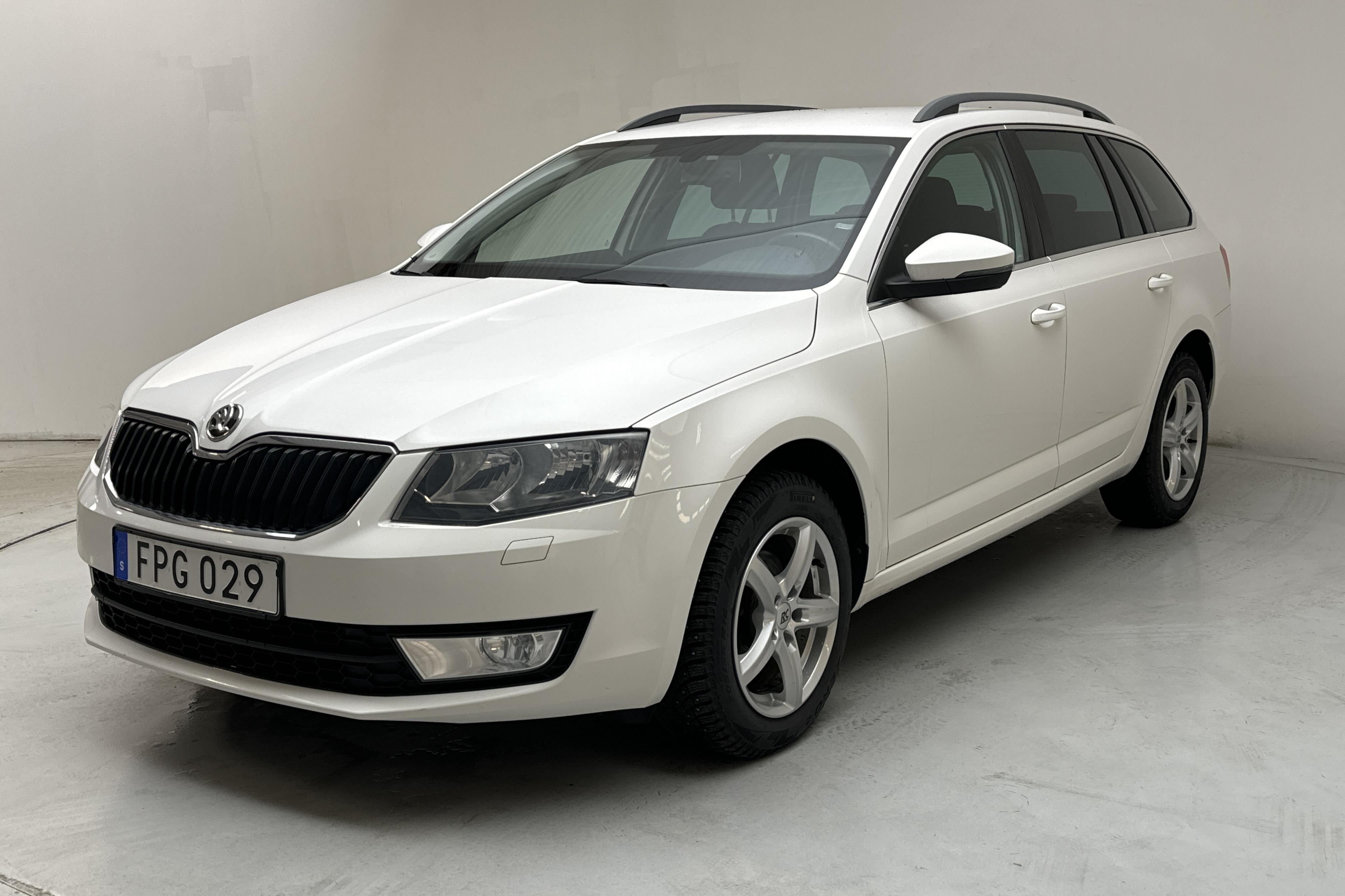 Skoda Octavia III 1.6 TDI CR Combi (105hk) - 13 052 mil - Automat - vit - 2015