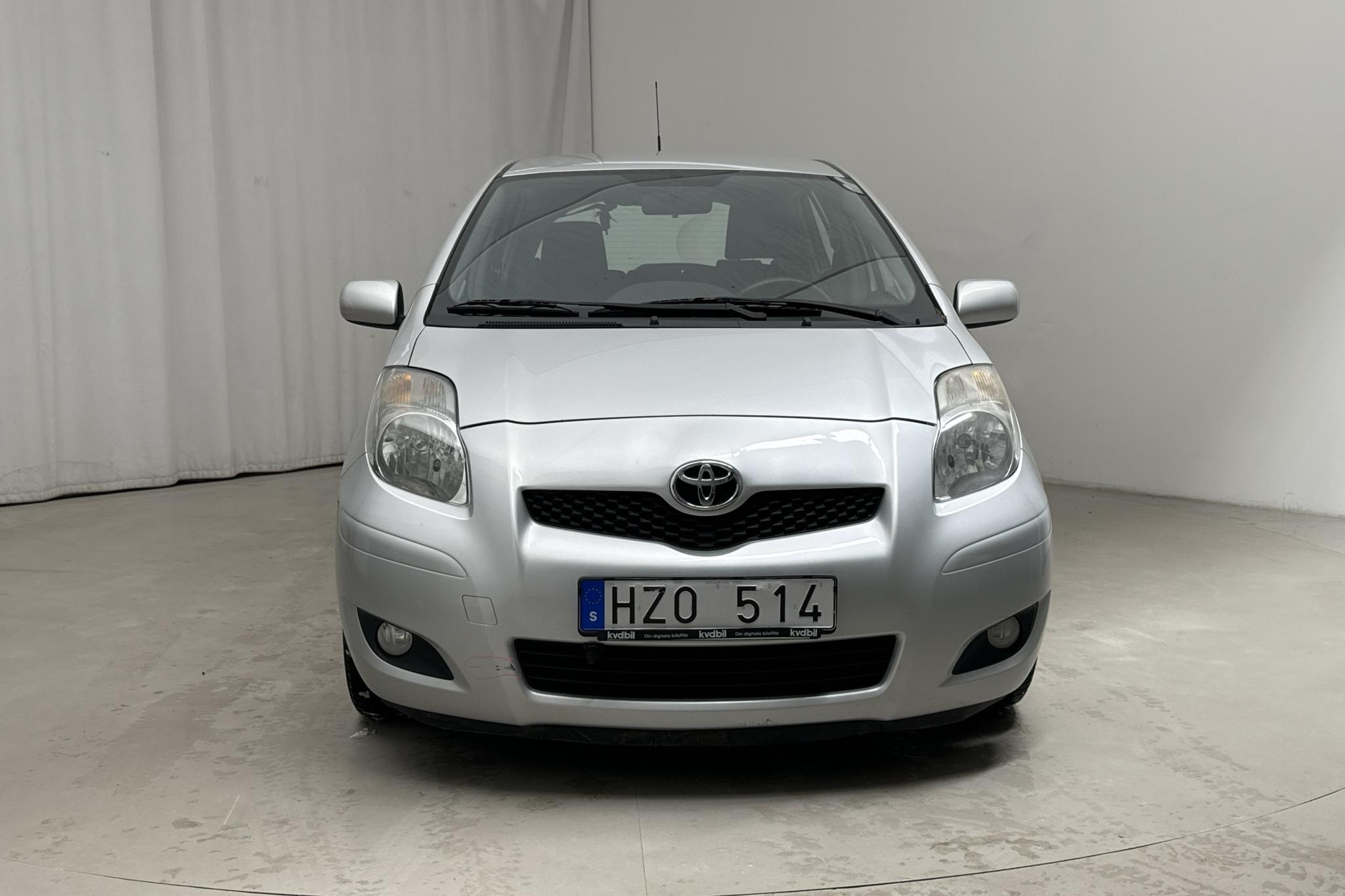 Toyota Yaris 1.0 5dr (69hk) - 152 840 km - Manuaalinen - hopea - 2010