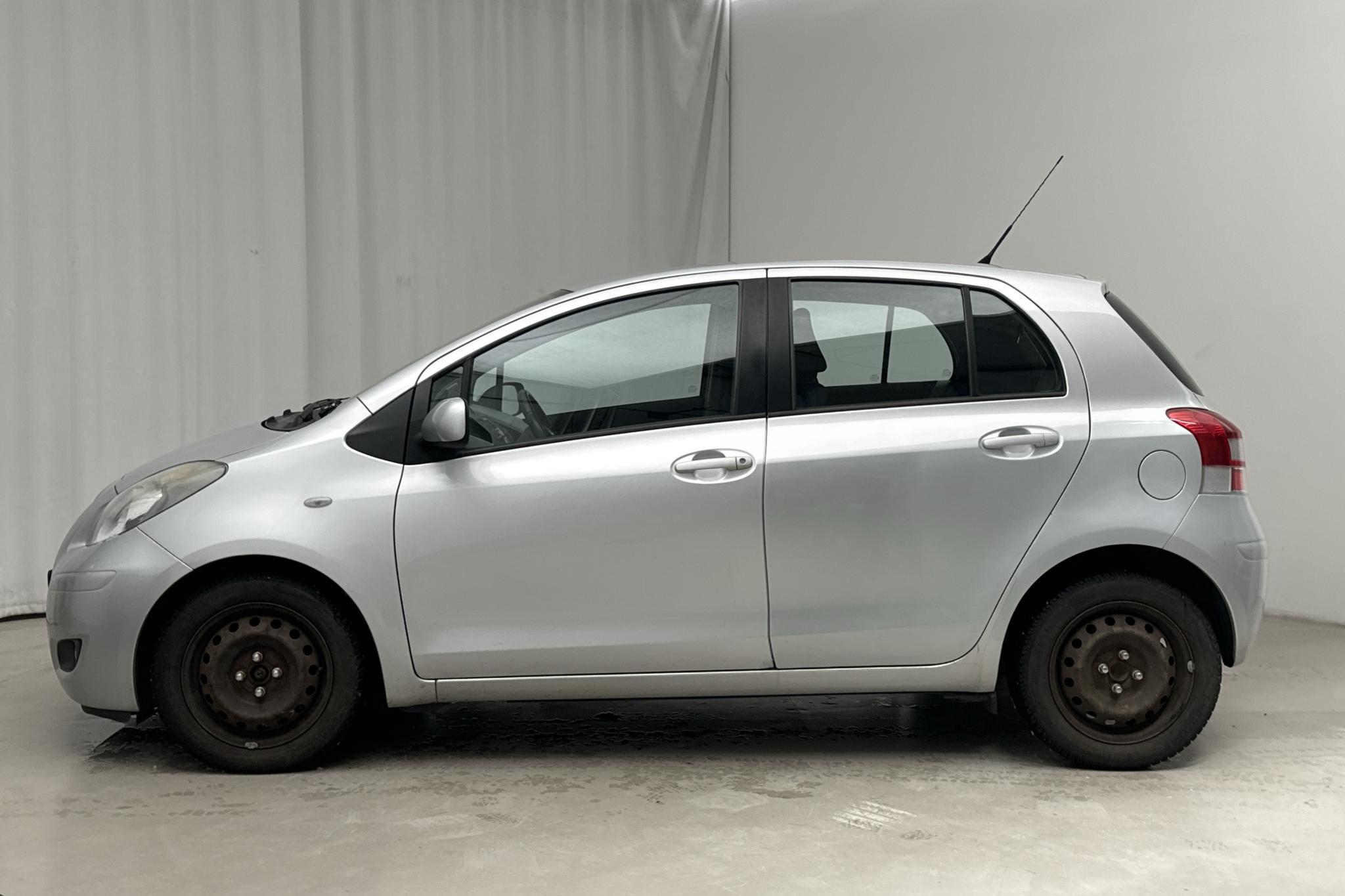 Toyota Yaris 1.0 5dr (69hk) - 152 840 km - Manuaalinen - hopea - 2010