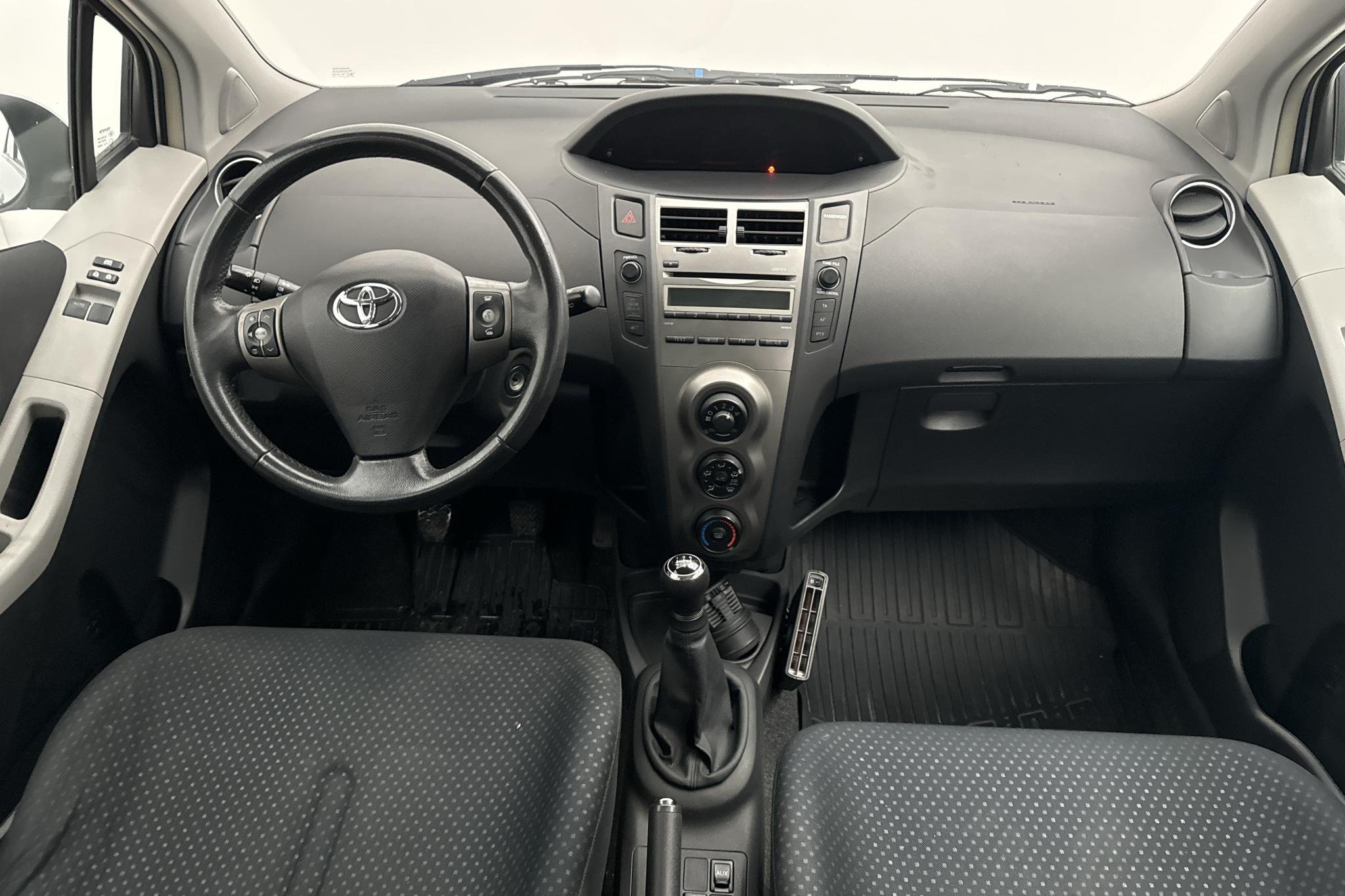 Toyota Yaris 1.0 5dr (69hk) - 152 840 km - Manuaalinen - hopea - 2010