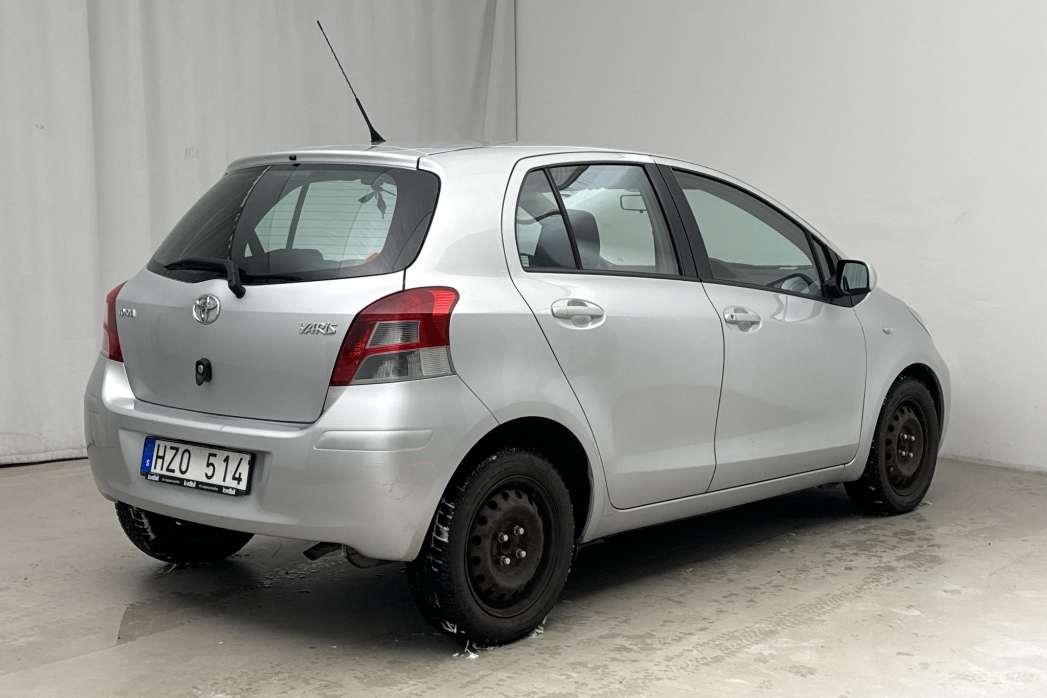 Toyota Yaris 1.0 5dr (69hk) - 152 840 km - Manuaalinen - hopea - 2010