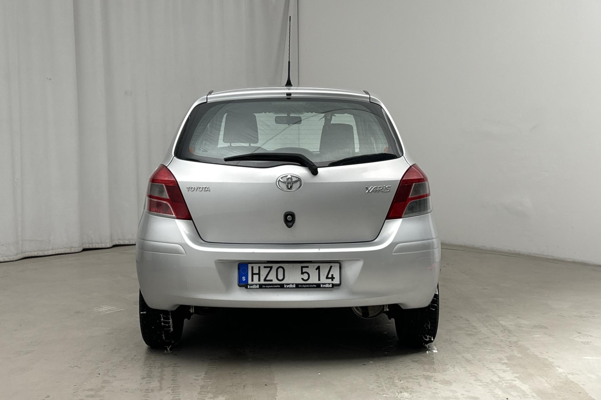 Toyota Yaris 1.0 5dr (69hk) - 152 840 km - Manuaalinen - hopea - 2010