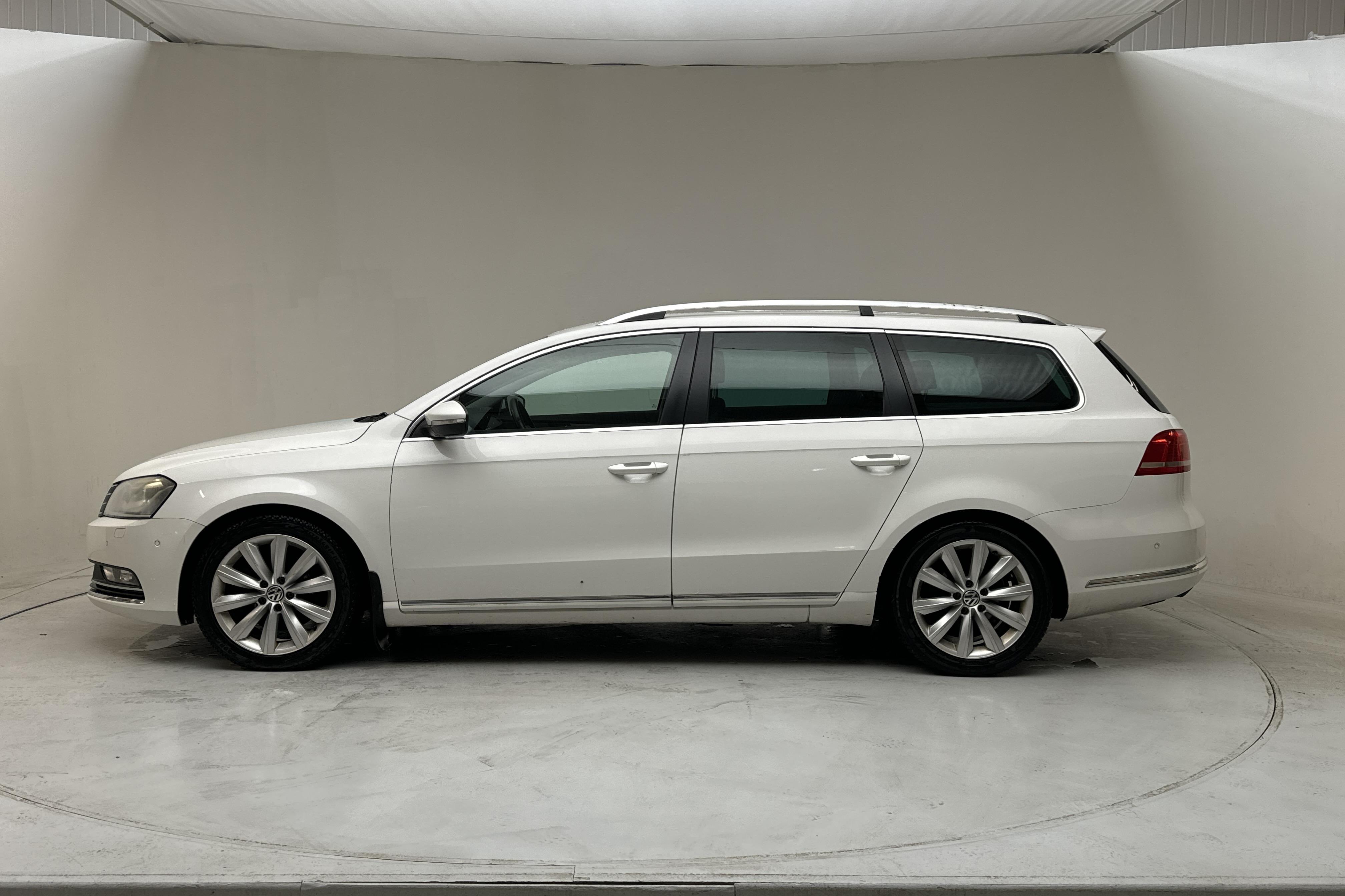 VW Passat 2.0 TDI BlueMotion Technology Variant 4Motion (170hk) - 24 192 mil - Automat - vit - 2012