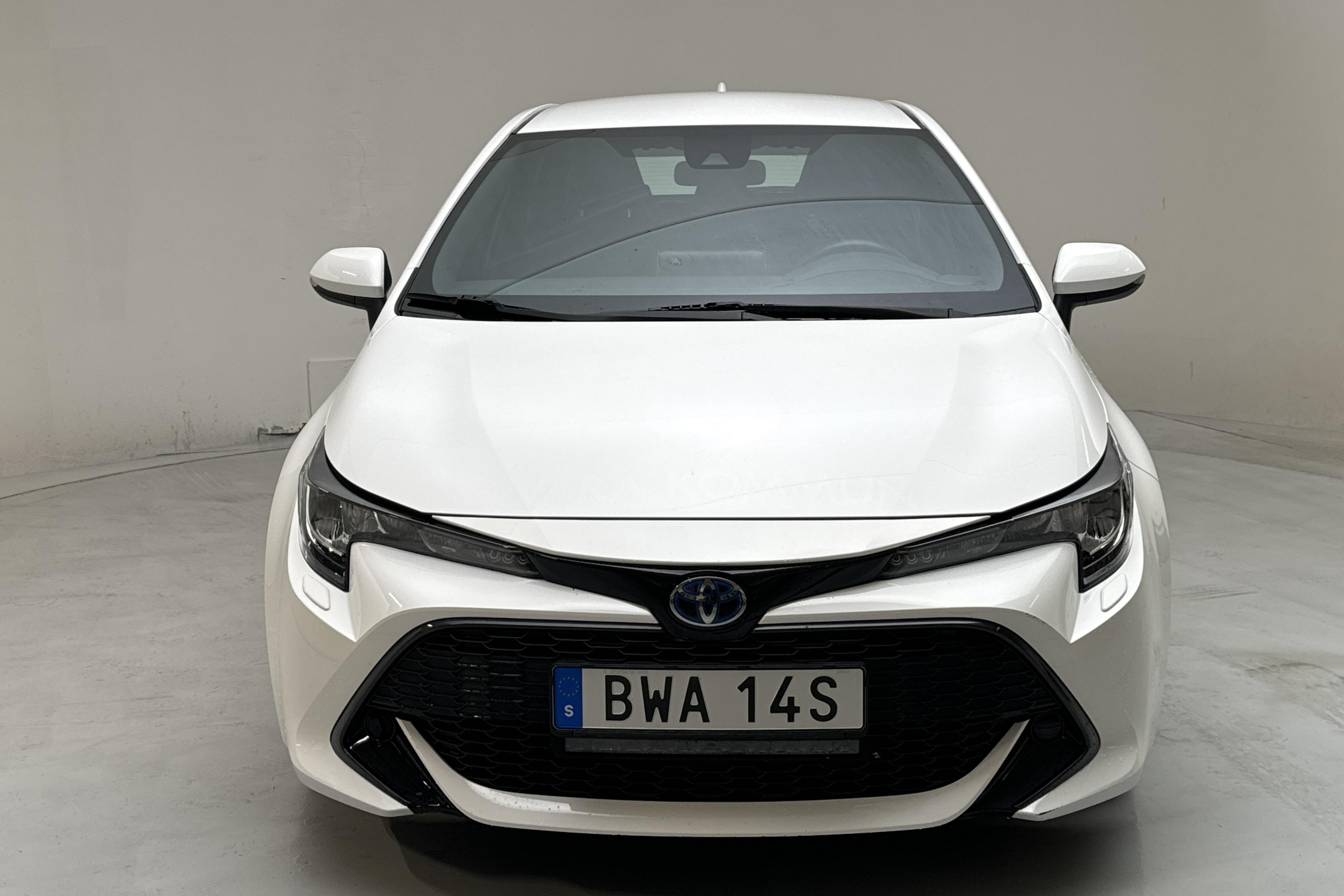 Toyota Corolla 1.8 Hybrid 5dr (122hk) - 27 360 km - Automatyczna - biały - 2020