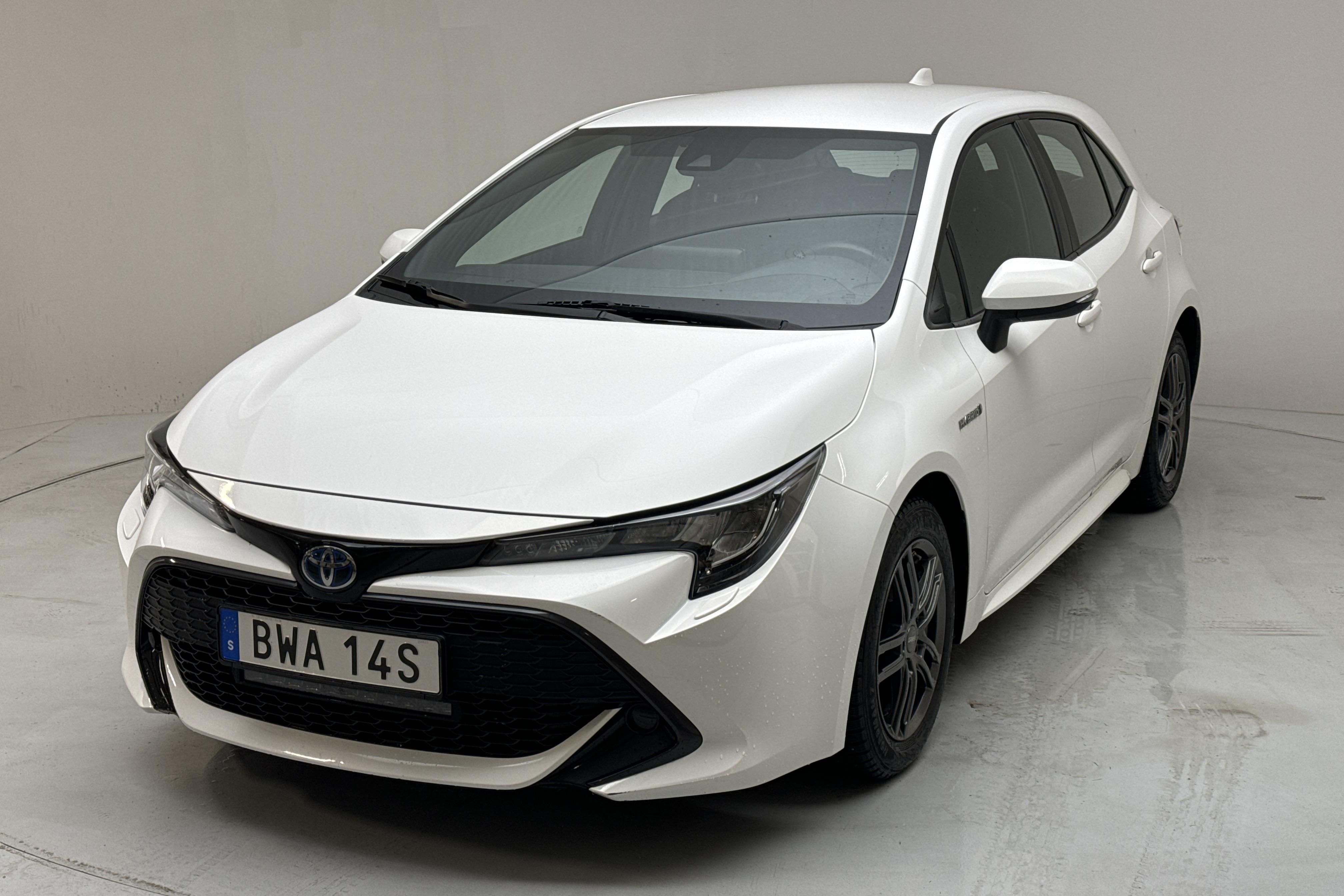 Toyota Corolla 1.8 Hybrid 5dr (122hk) - 27 360 km - Automatyczna - biały - 2020