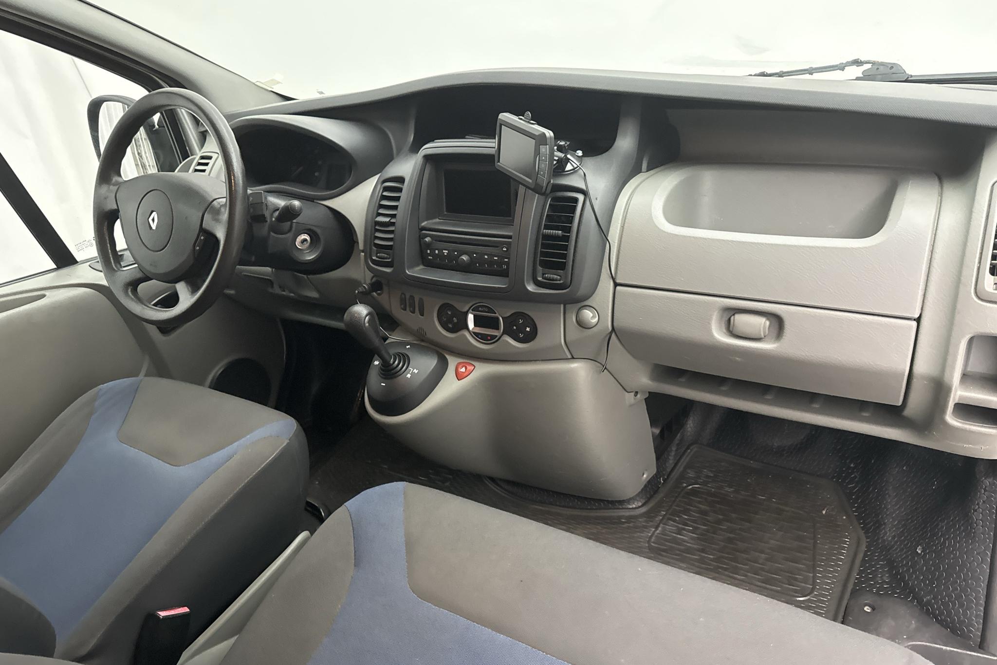 Renault Trafic 2.0 dCi Skåp/Buss (115hk) - 198 660 km - Automaatne - hõbe - 2012