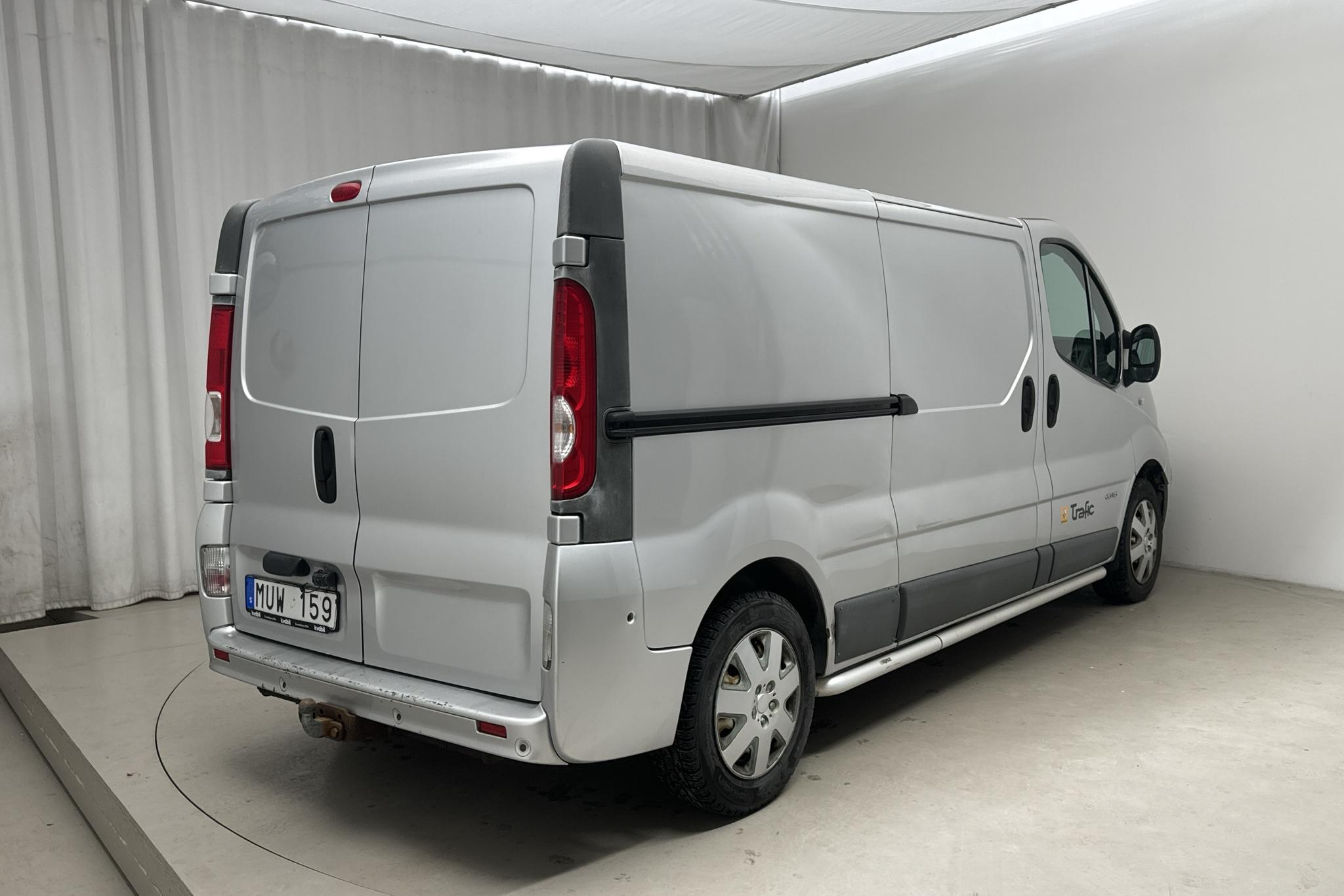 Renault Trafic 2.0 dCi Skåp/Buss (115hk) - 198 660 km - Automaatne - hõbe - 2012