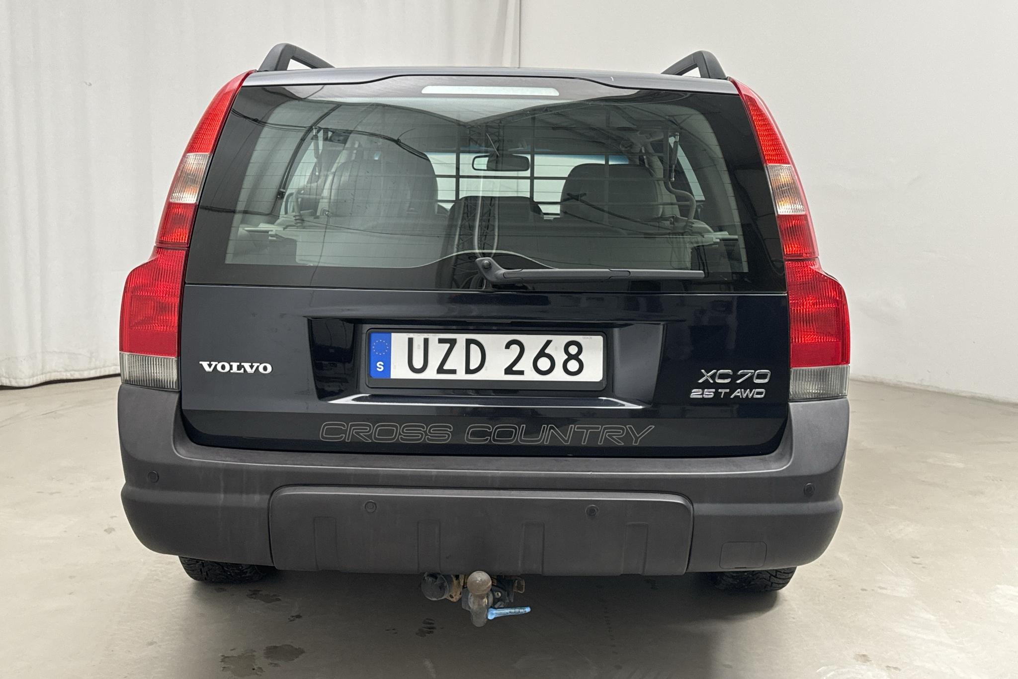 Volvo XC70 2.5T (210hk) - 268 120 km - Manualna - czarny - 2004