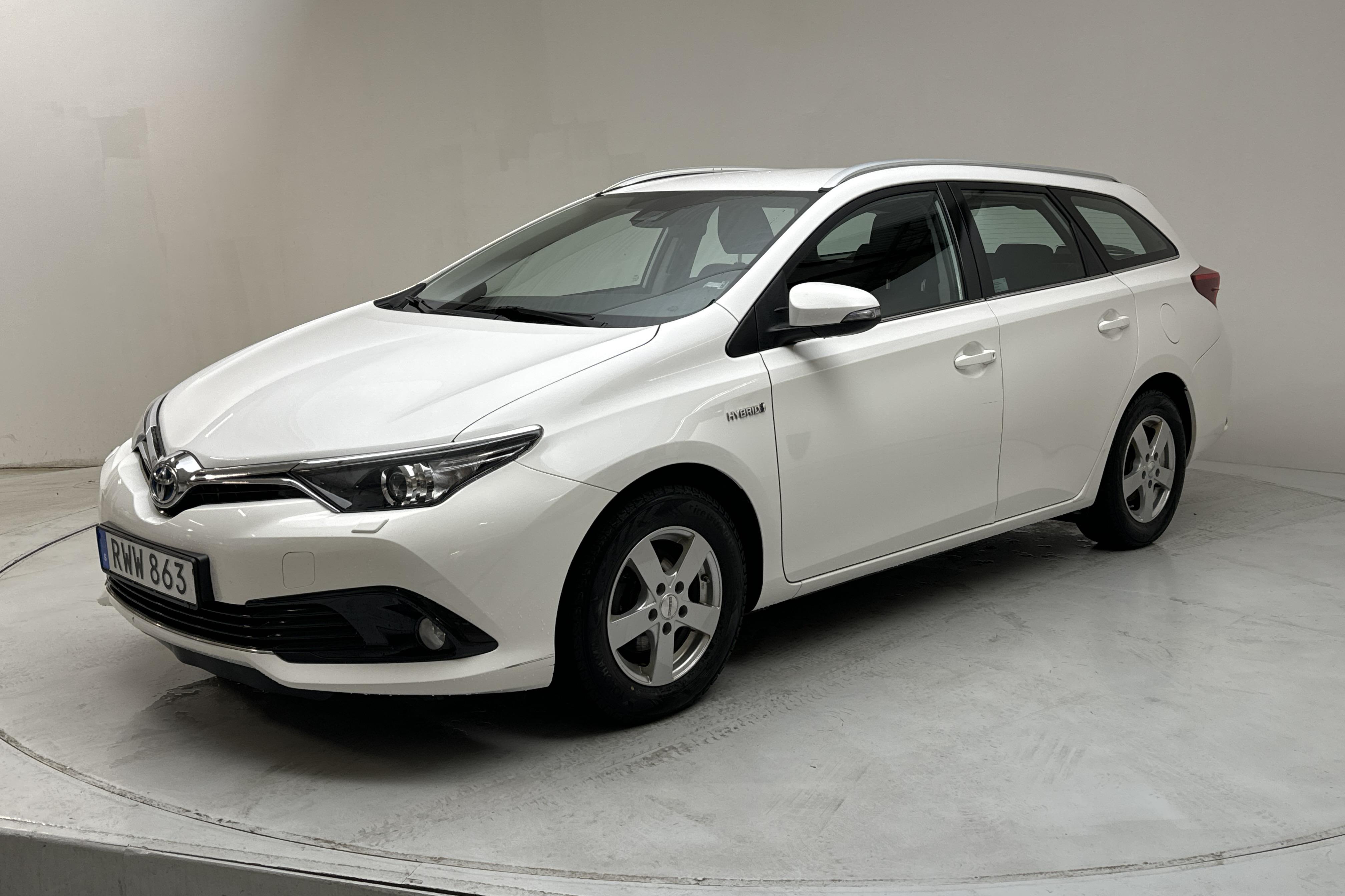 Toyota Auris 1.8 HSD Touring Sports (99hk) - 85 620 km - Automatyczna - biały - 2018