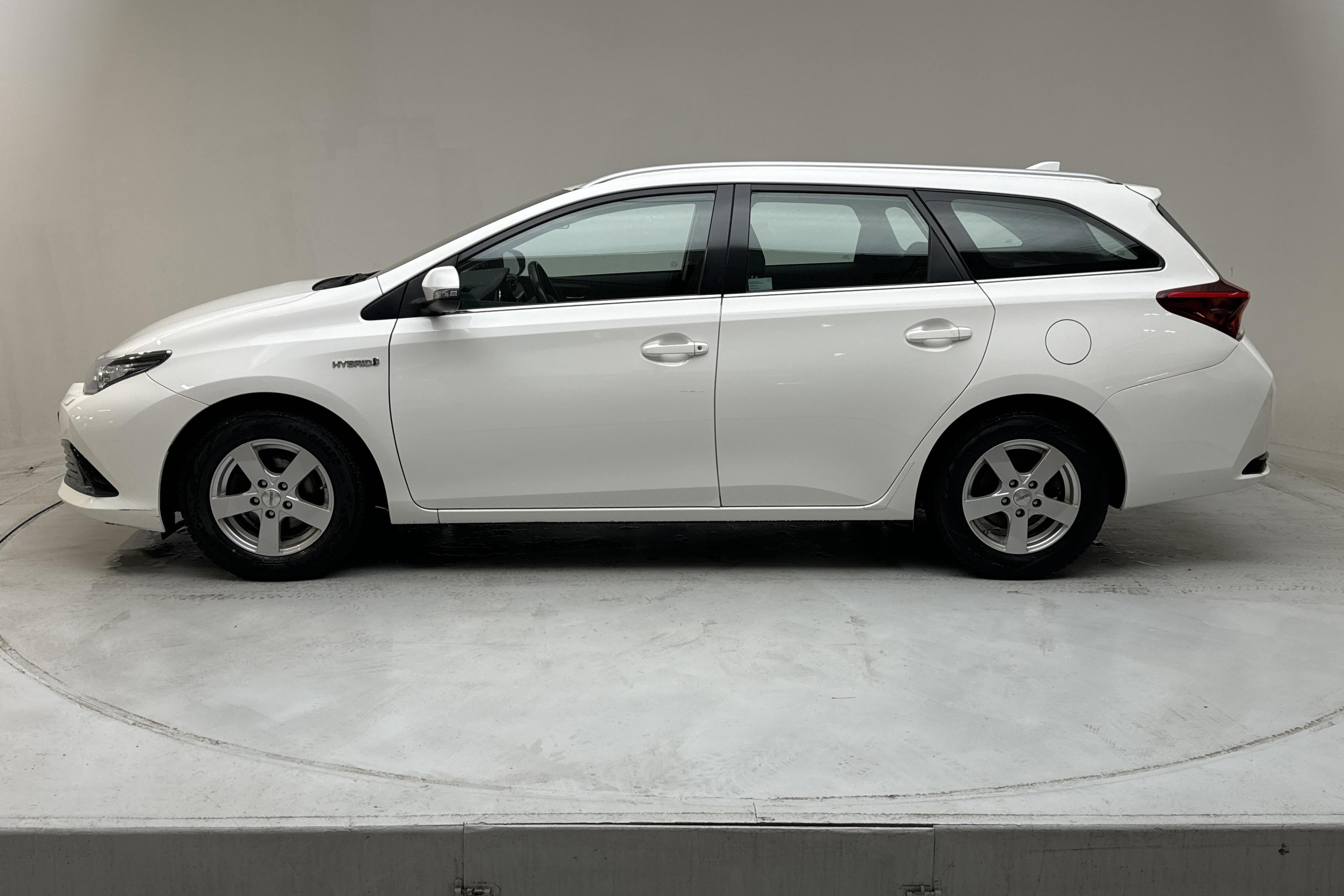 Toyota Auris 1.8 HSD Touring Sports (99hk) - 85 620 km - Automatyczna - biały - 2018