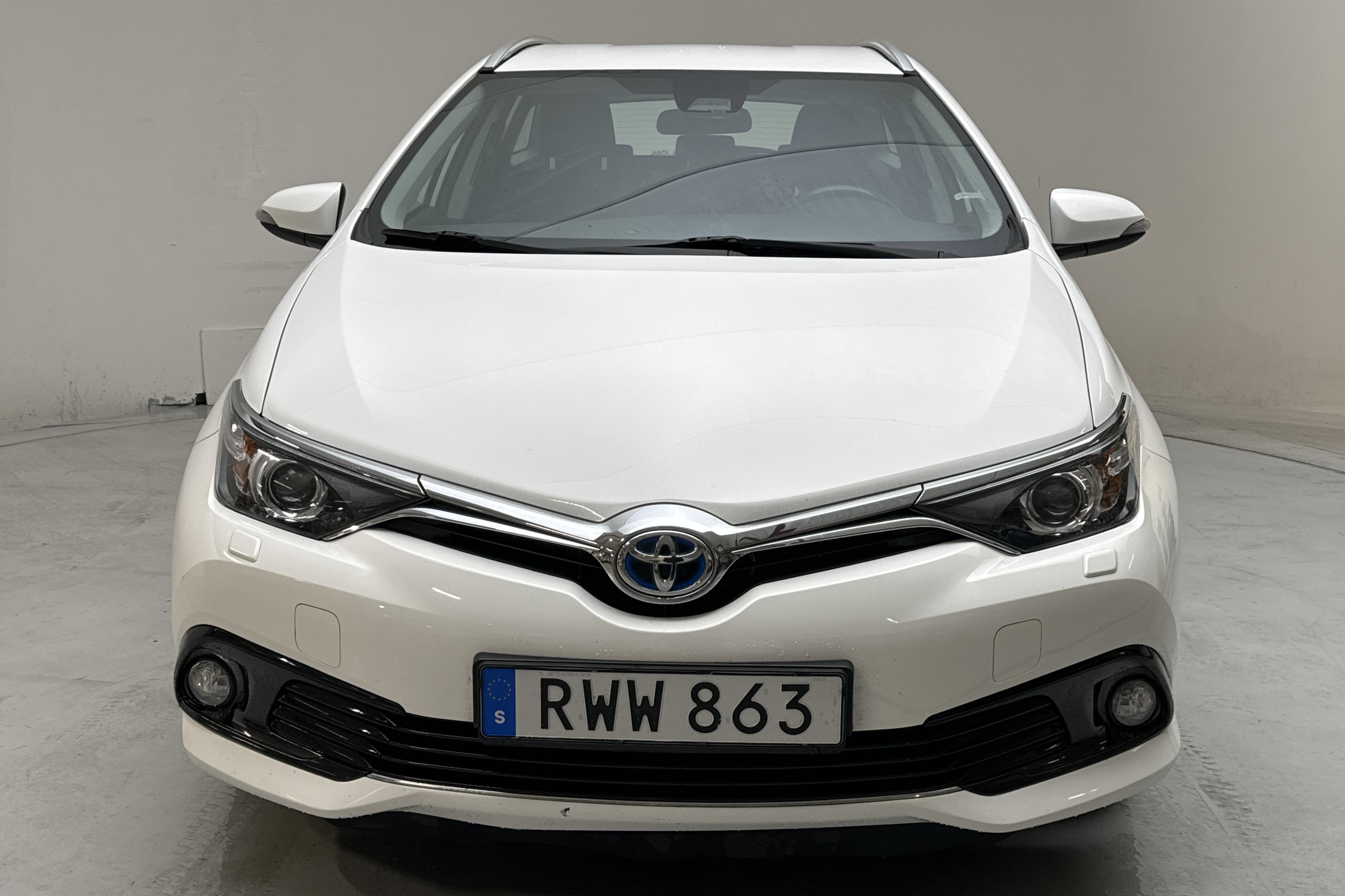 Toyota Auris 1.8 HSD Touring Sports (99hk) - 85 620 km - Automatyczna - biały - 2018