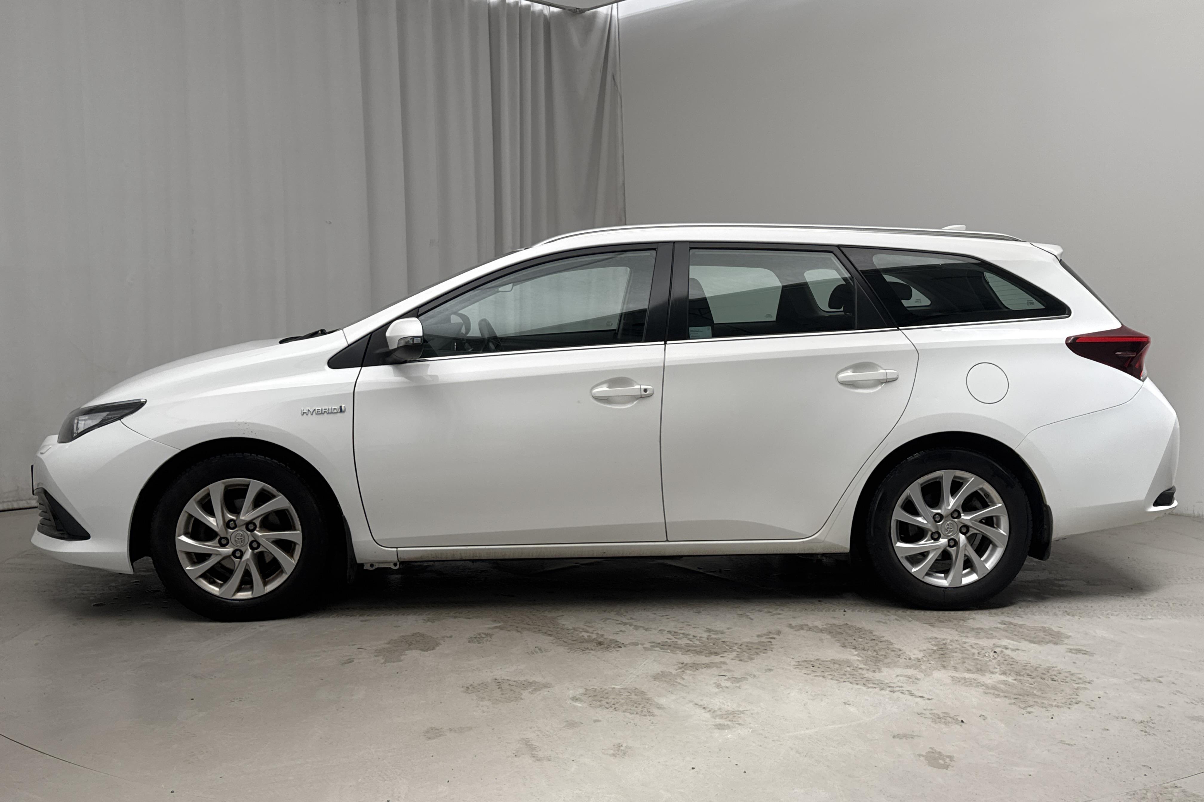 Toyota Auris 1.8 HSD Touring Sports (99hk) - 298 670 km - Automatic - white - 2018