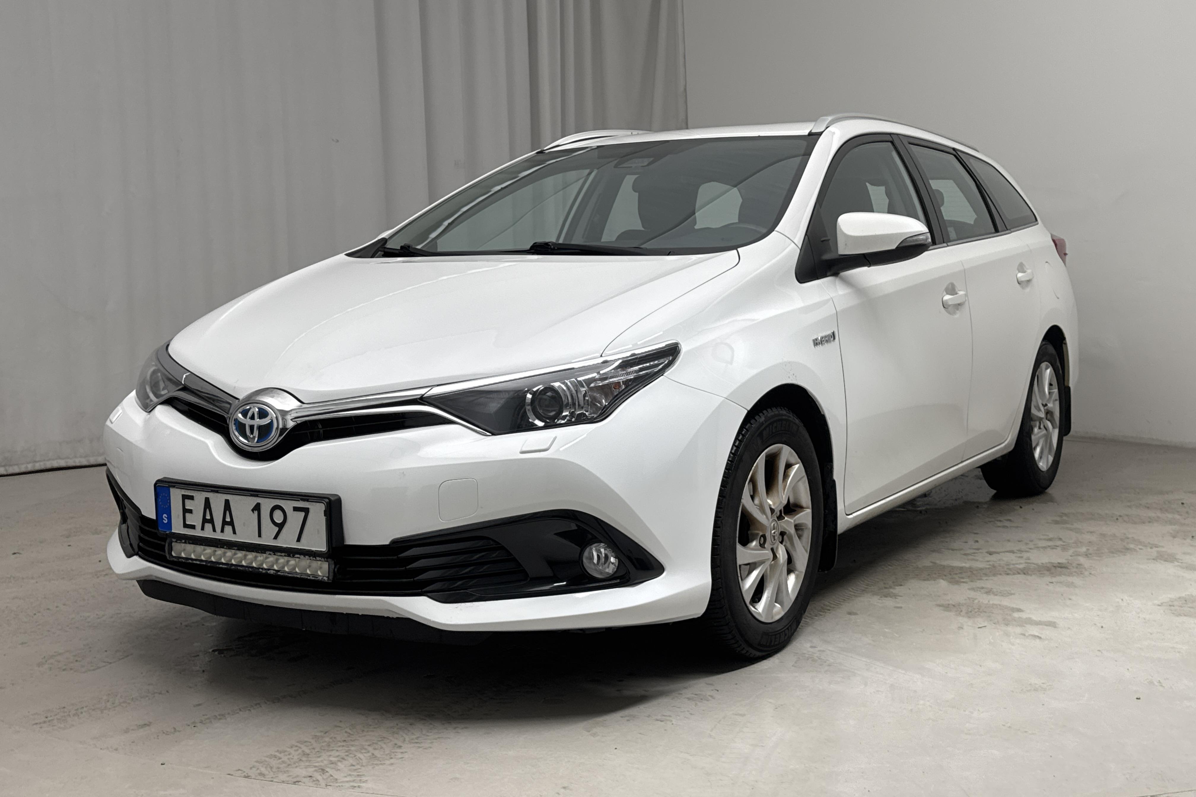 Toyota Auris 1.8 HSD Touring Sports (99hk) - 298 670 km - Automatic - white - 2018