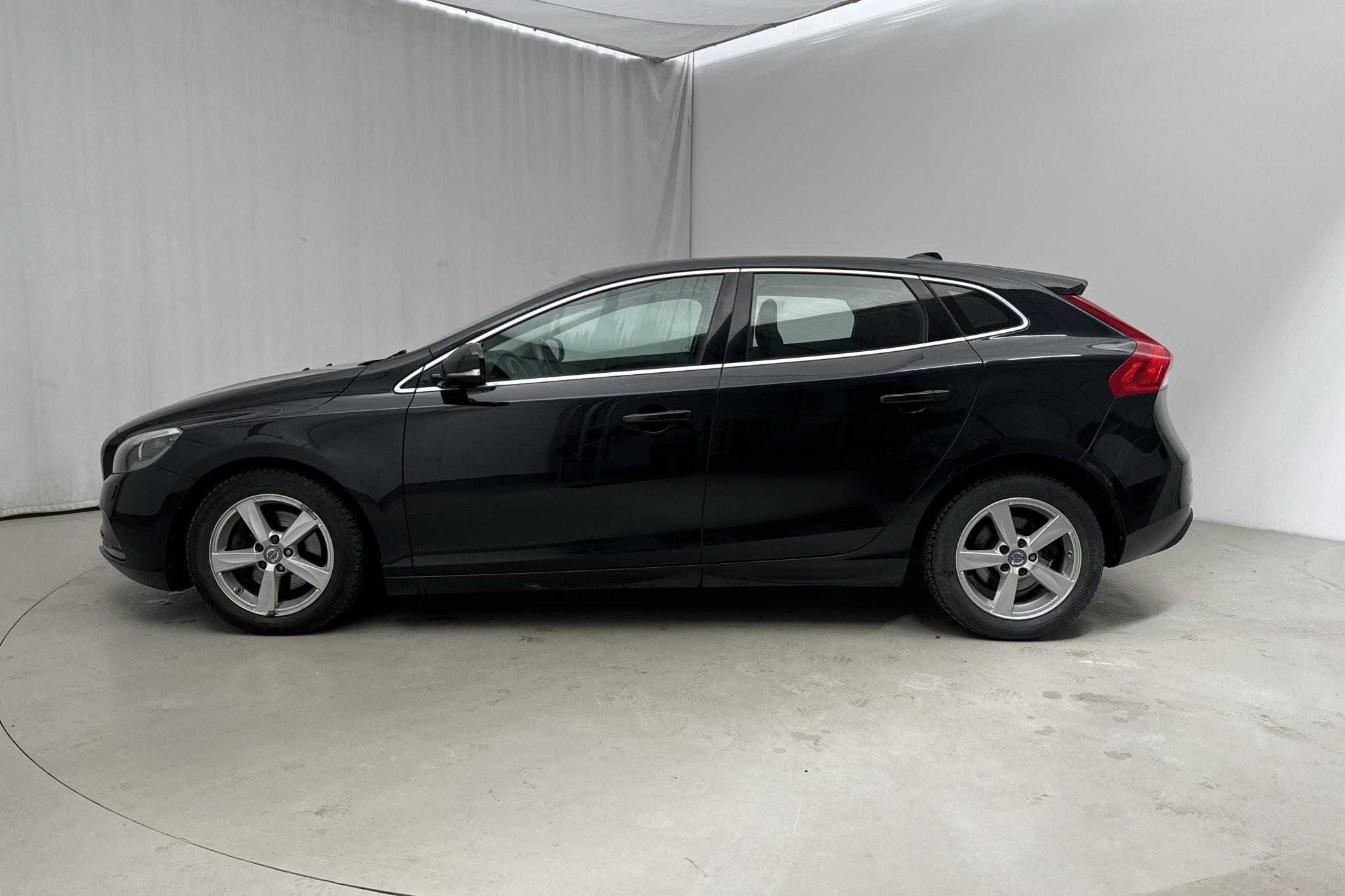 Volvo V40 D2 (115hk) - 136 490 km - Automatyczna - czarny - 2015