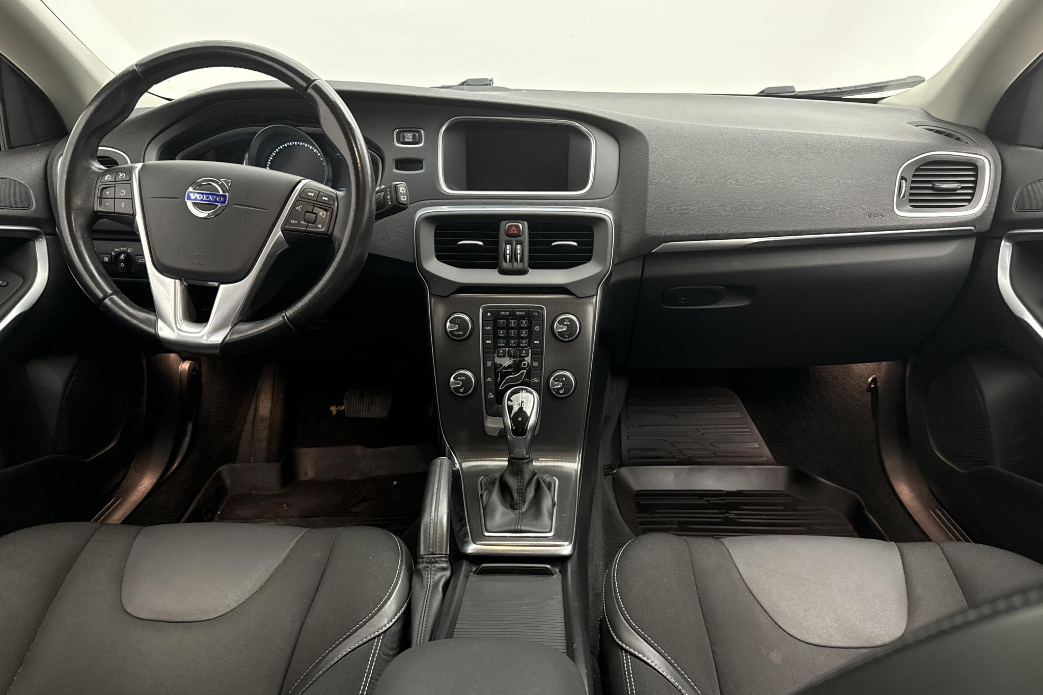 Volvo V40 D2 (115hk) - 136 490 km - Automatyczna - czarny - 2015