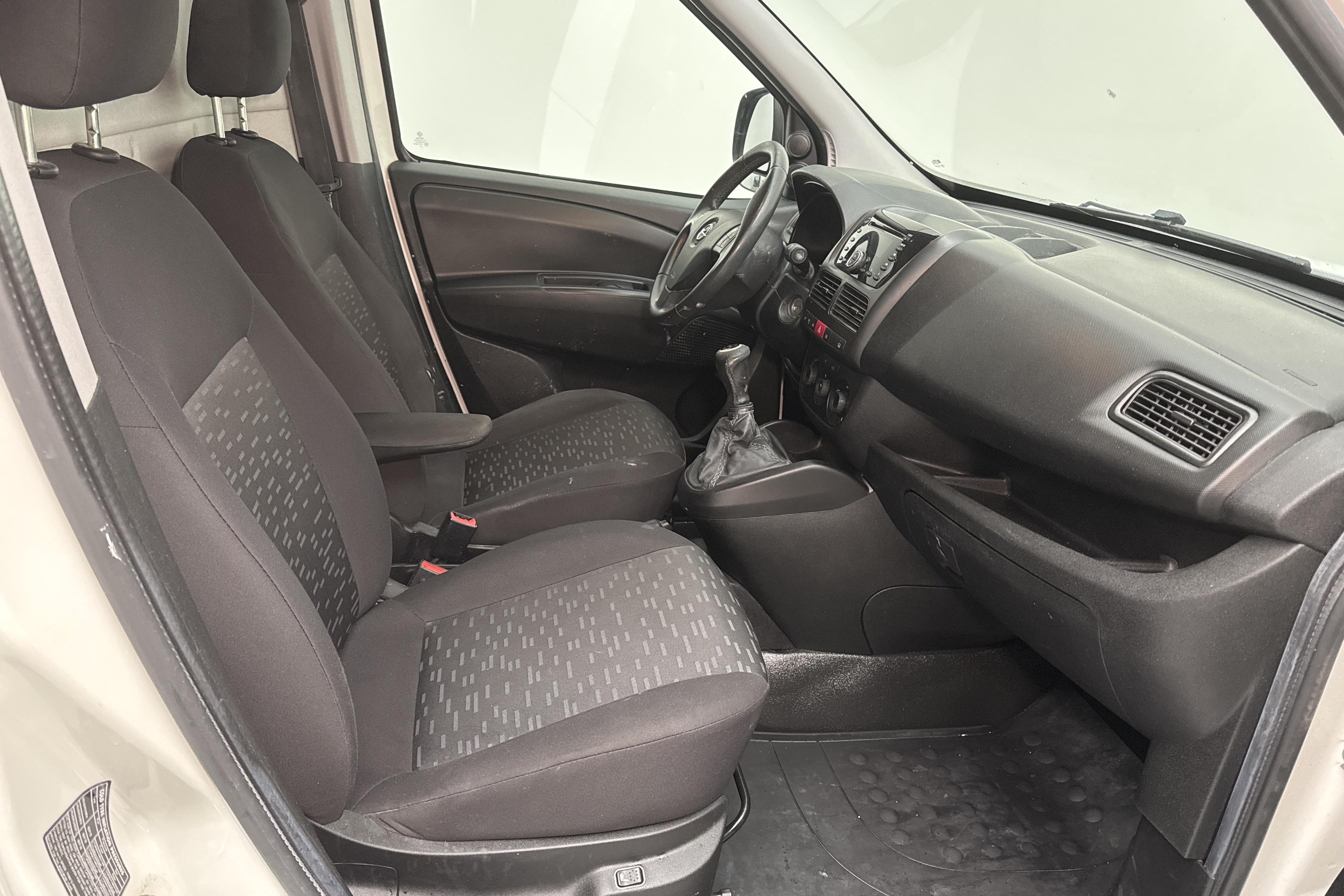 Opel Combo 1.3 CDTI Skåp (90hk) - 142 460 km - Käsitsi - valge - 2015