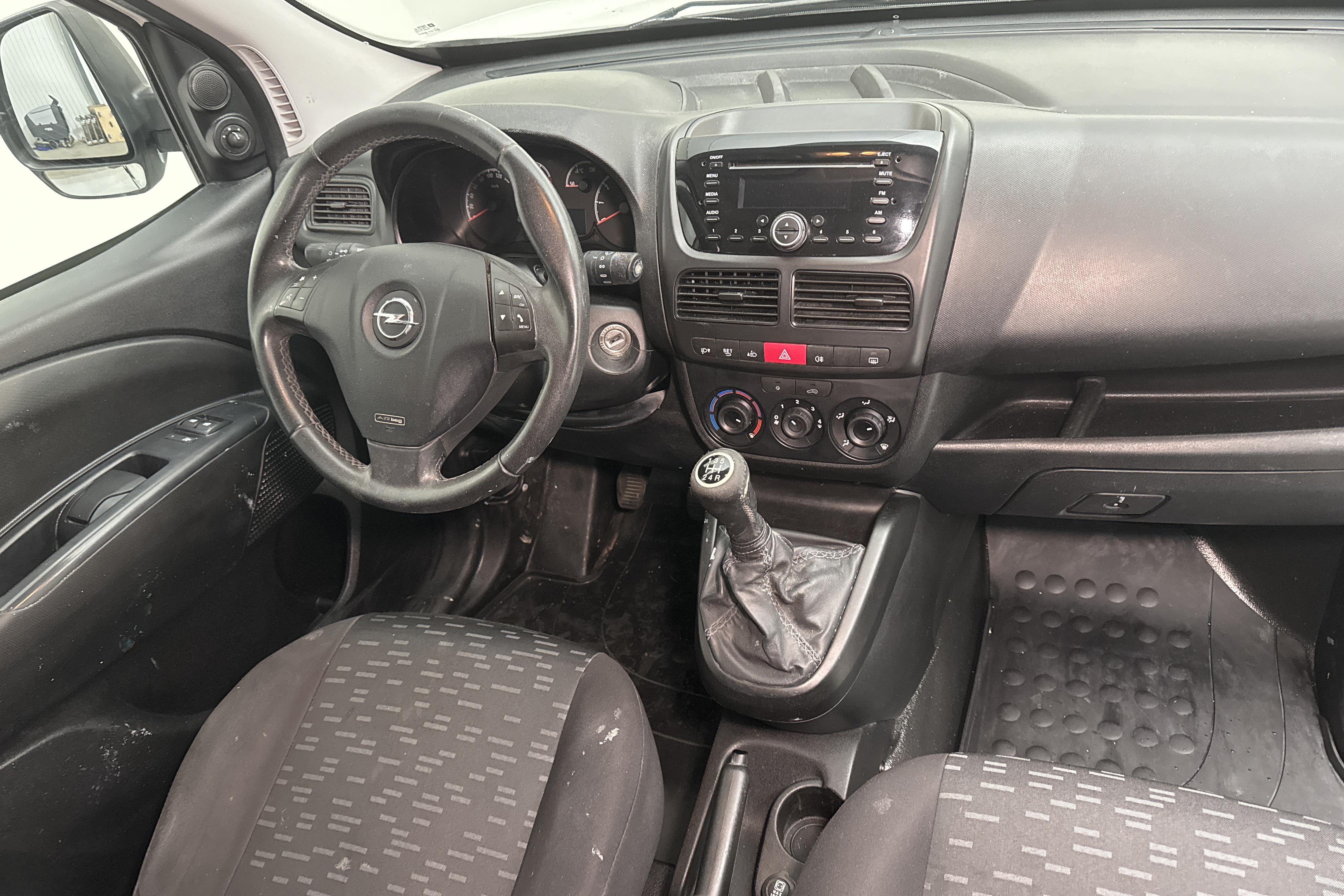 Opel Combo 1.3 CDTI Skåp (90hk) - 142 460 km - Käsitsi - valge - 2015