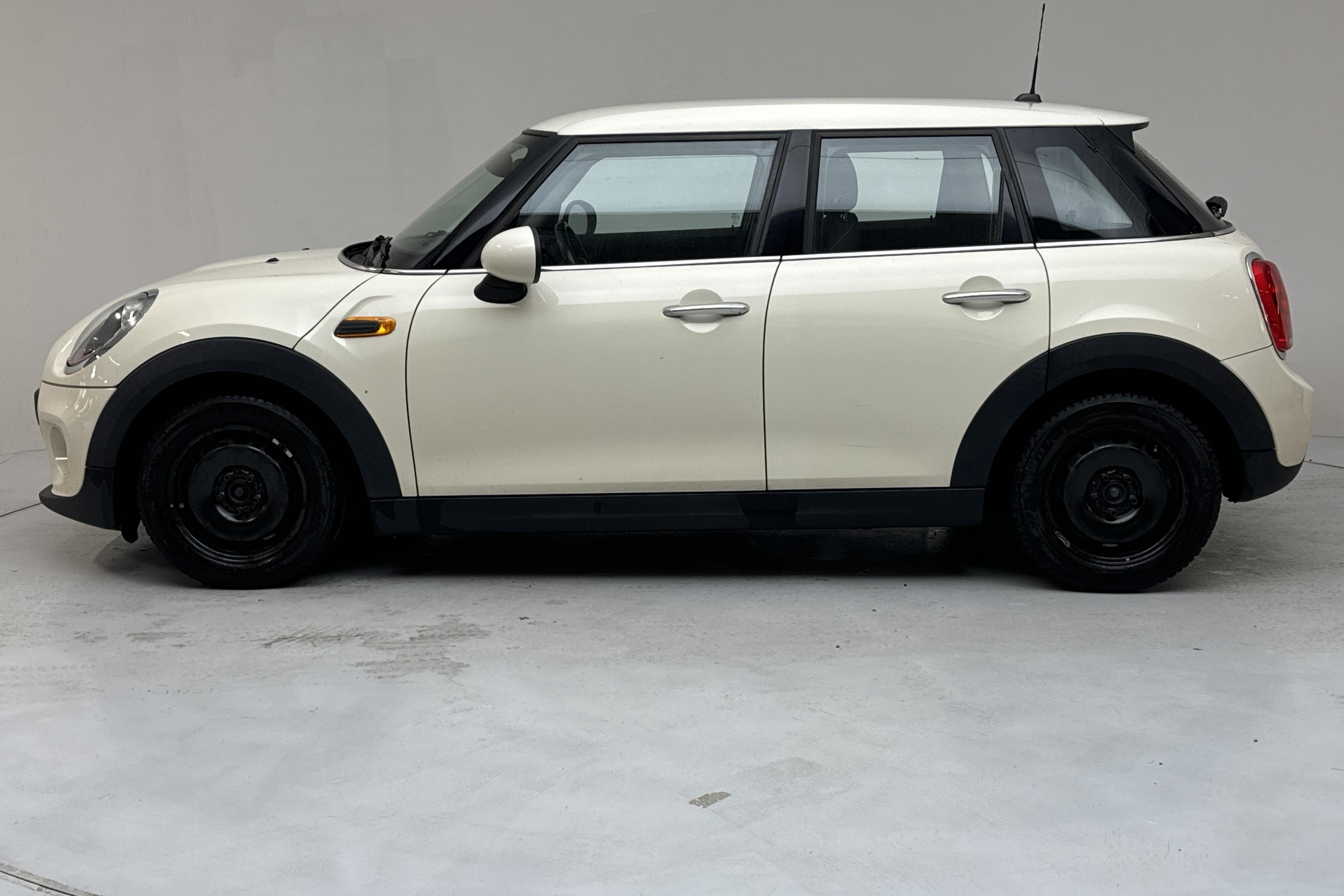 MINI One Hatch 5dr (102hk) - 185 000 km - Manuaalinen - valkoinen - 2016