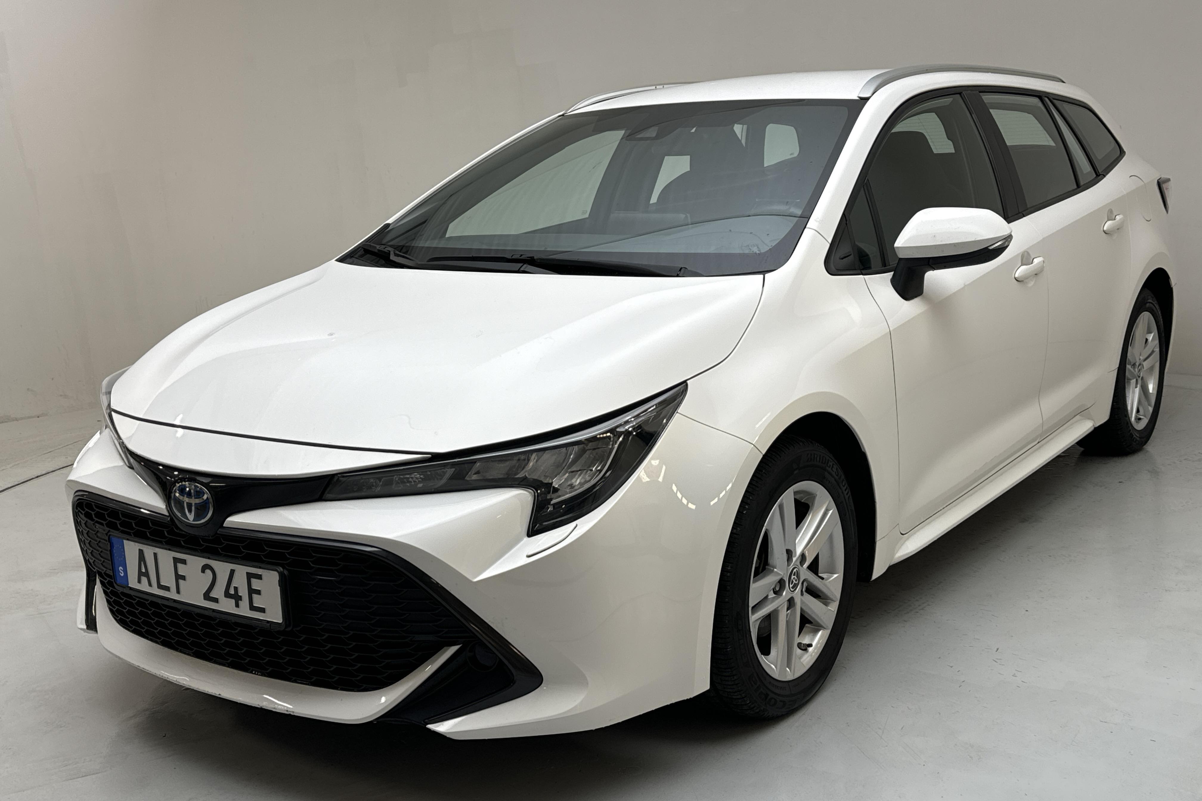 Toyota Corolla 1.8 Hybrid Touring Sports (122hk) - 18 060 km - Automatyczna - biały - 2022