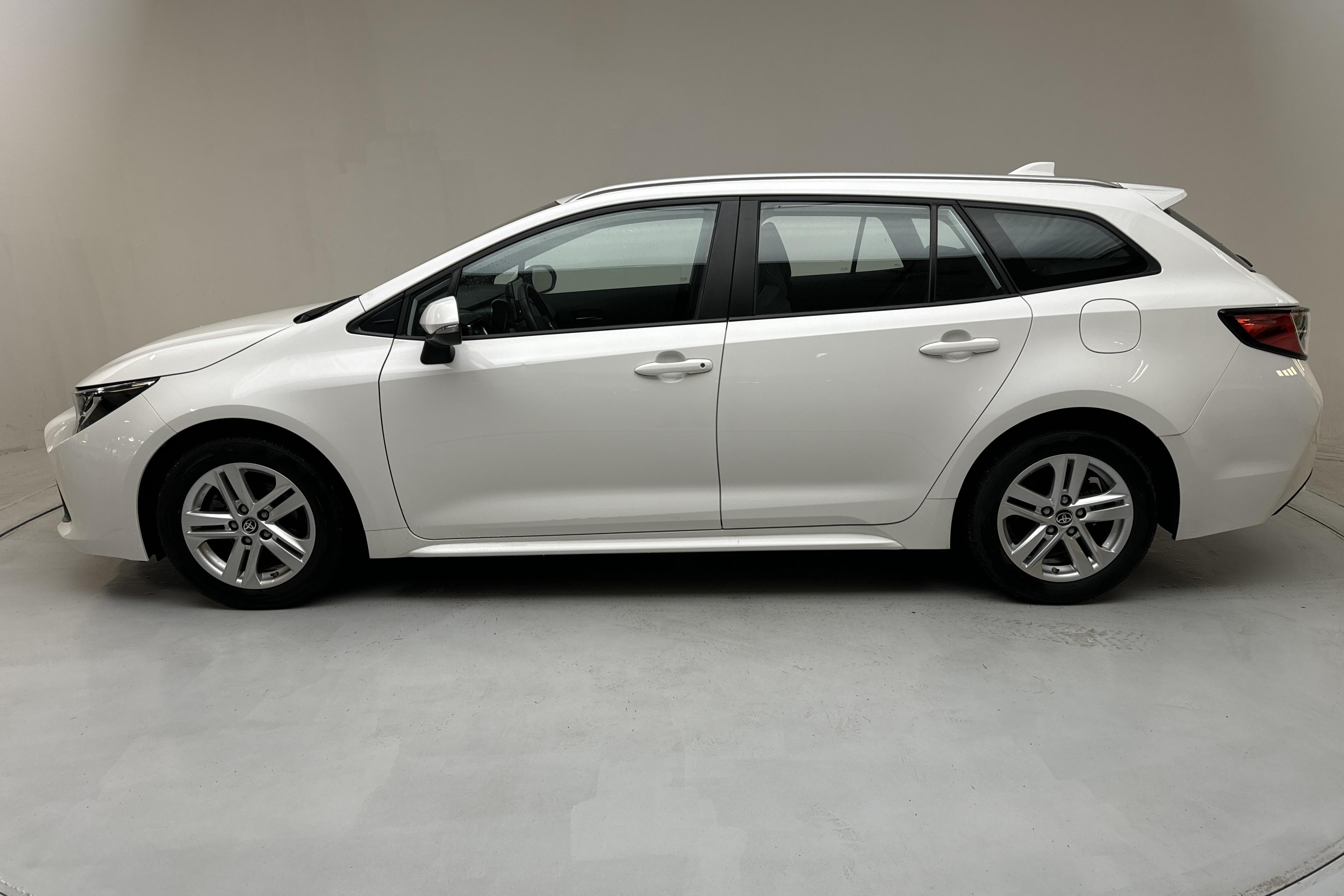 Toyota Corolla 1.8 Hybrid Touring Sports (122hk) - 18 060 km - Automatyczna - biały - 2022