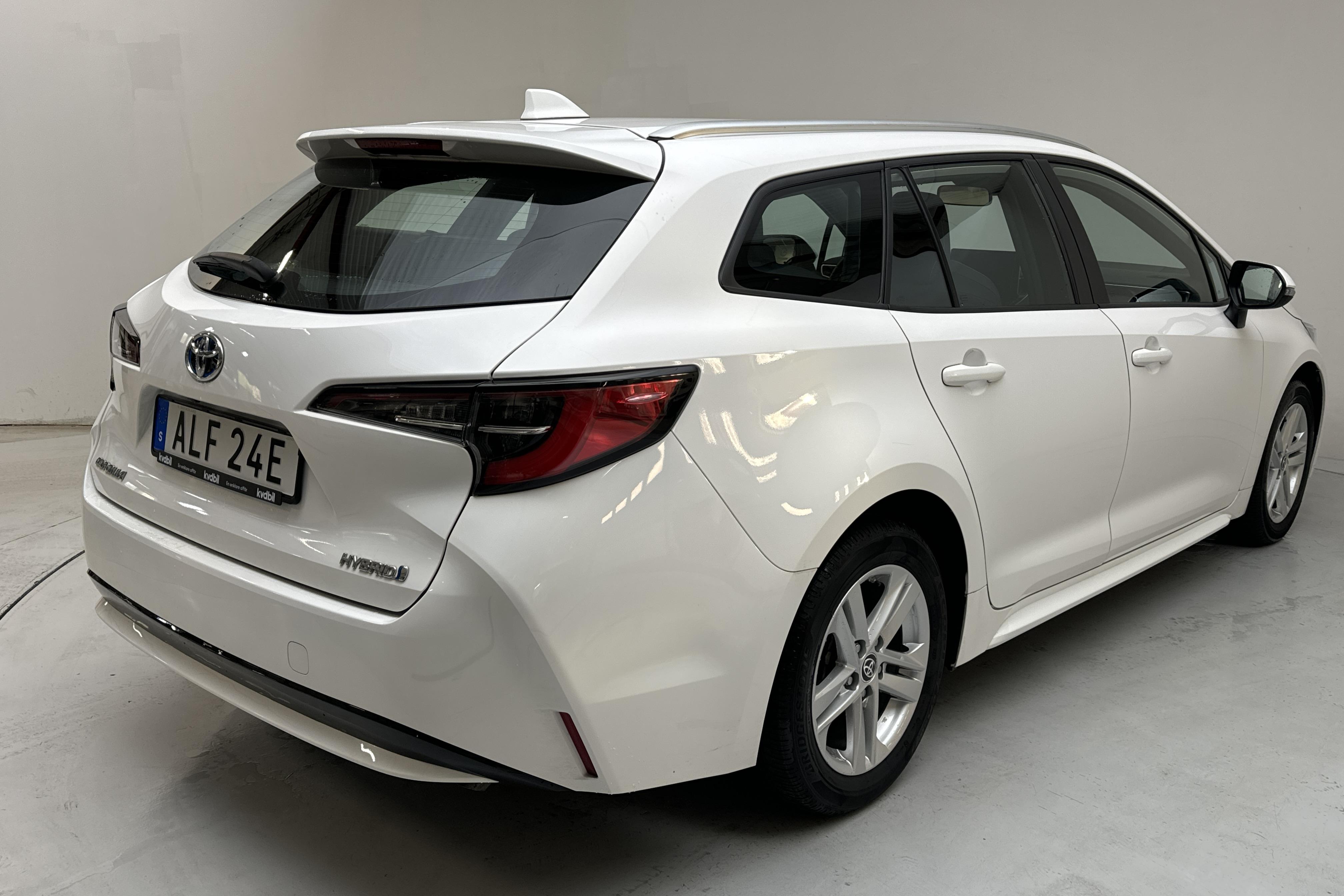 Toyota Corolla 1.8 Hybrid Touring Sports (122hk) - 18 060 km - Automatyczna - biały - 2022