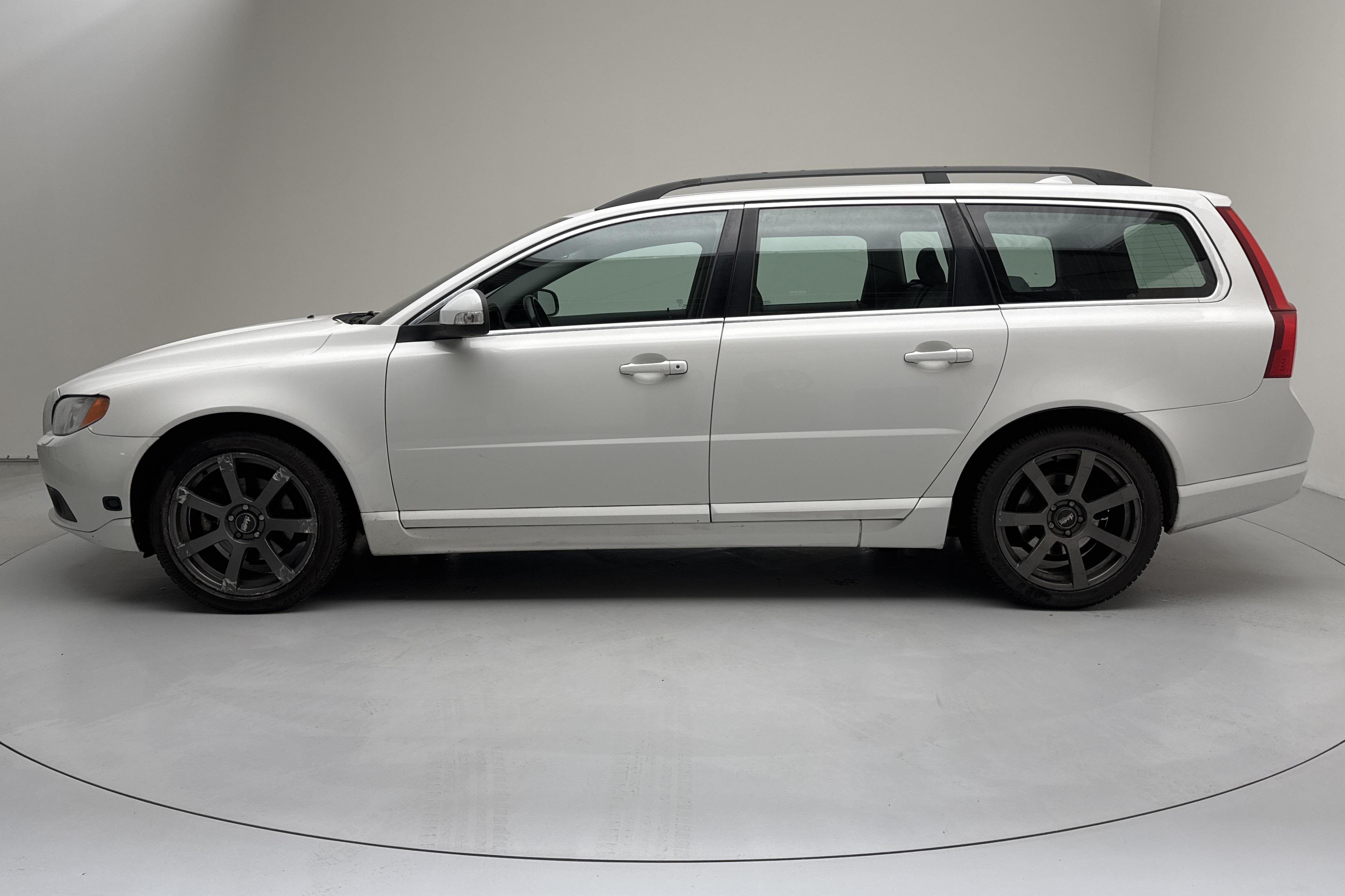 Volvo V70 II 2.0F (145hk) - 256 260 km - Automaattinen - valkoinen - 2010