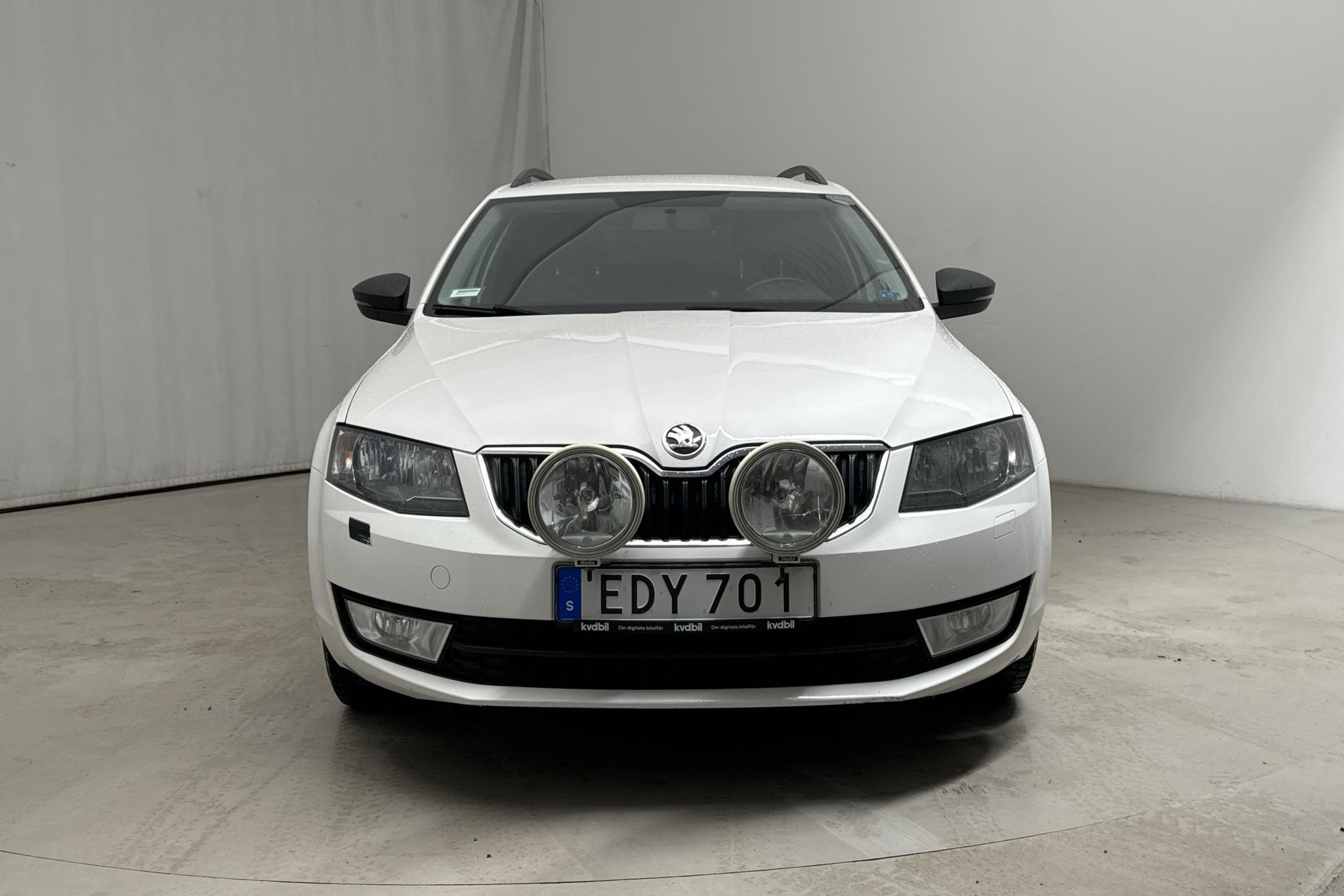 Skoda Octavia III 1.6 TDI Combi 4X4 (110hk) - 17 786 mil - Manuell - vit - 2017