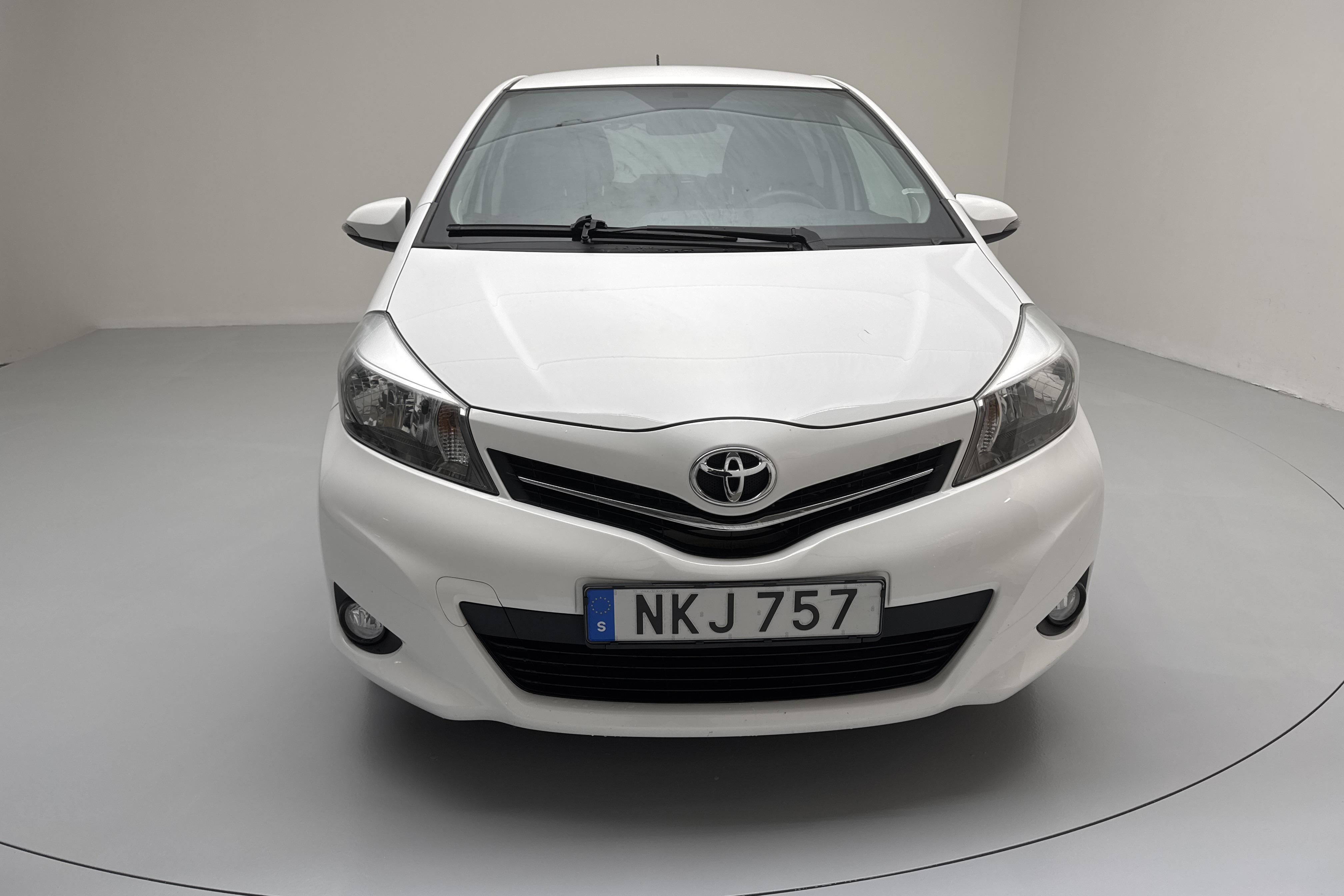 Toyota Yaris 1.33 5dr (100hk) - 55 700 km - Manualna - biały - 2014