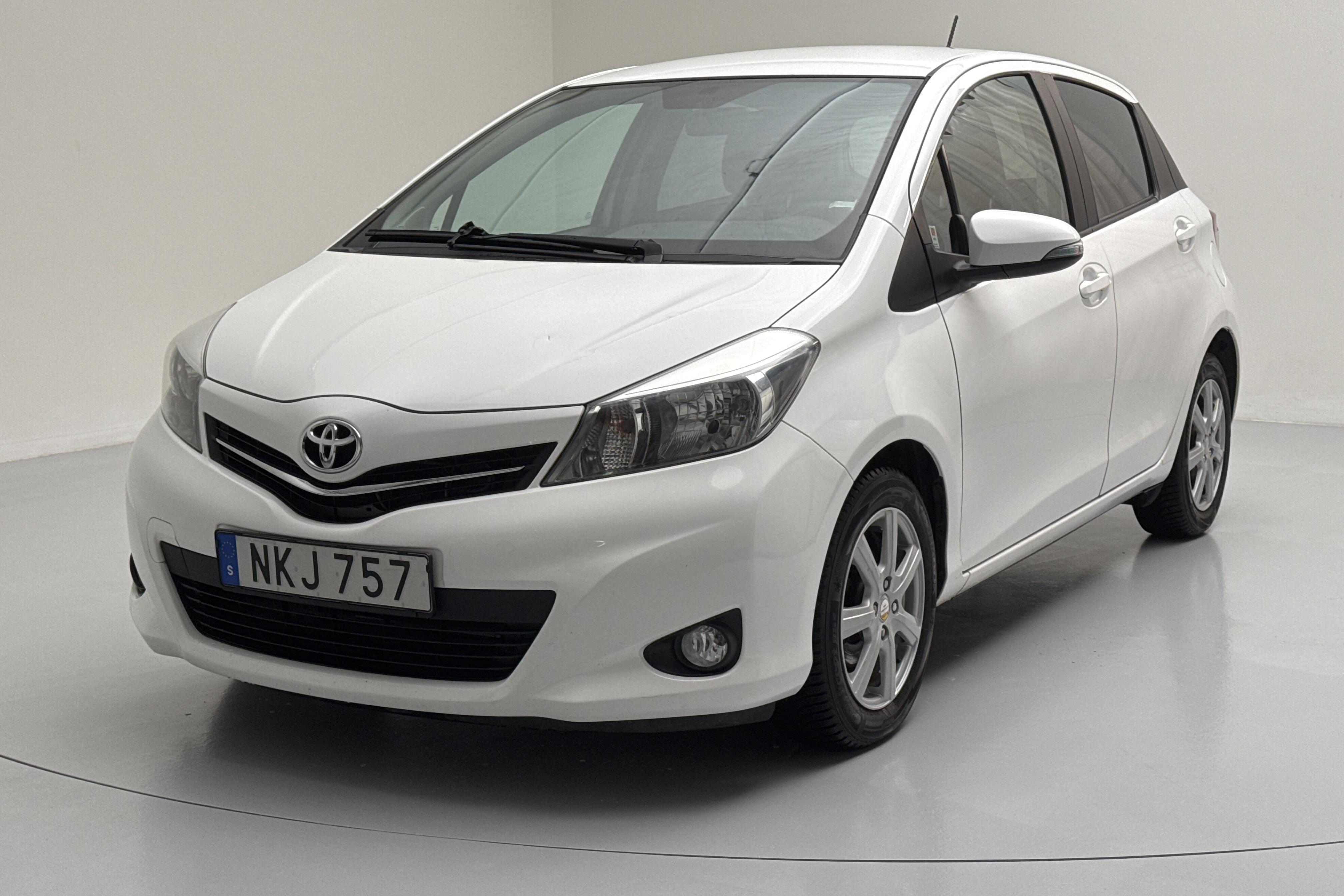 Toyota Yaris 1.33 5dr (100hk) - 55 700 km - Manualna - biały - 2014