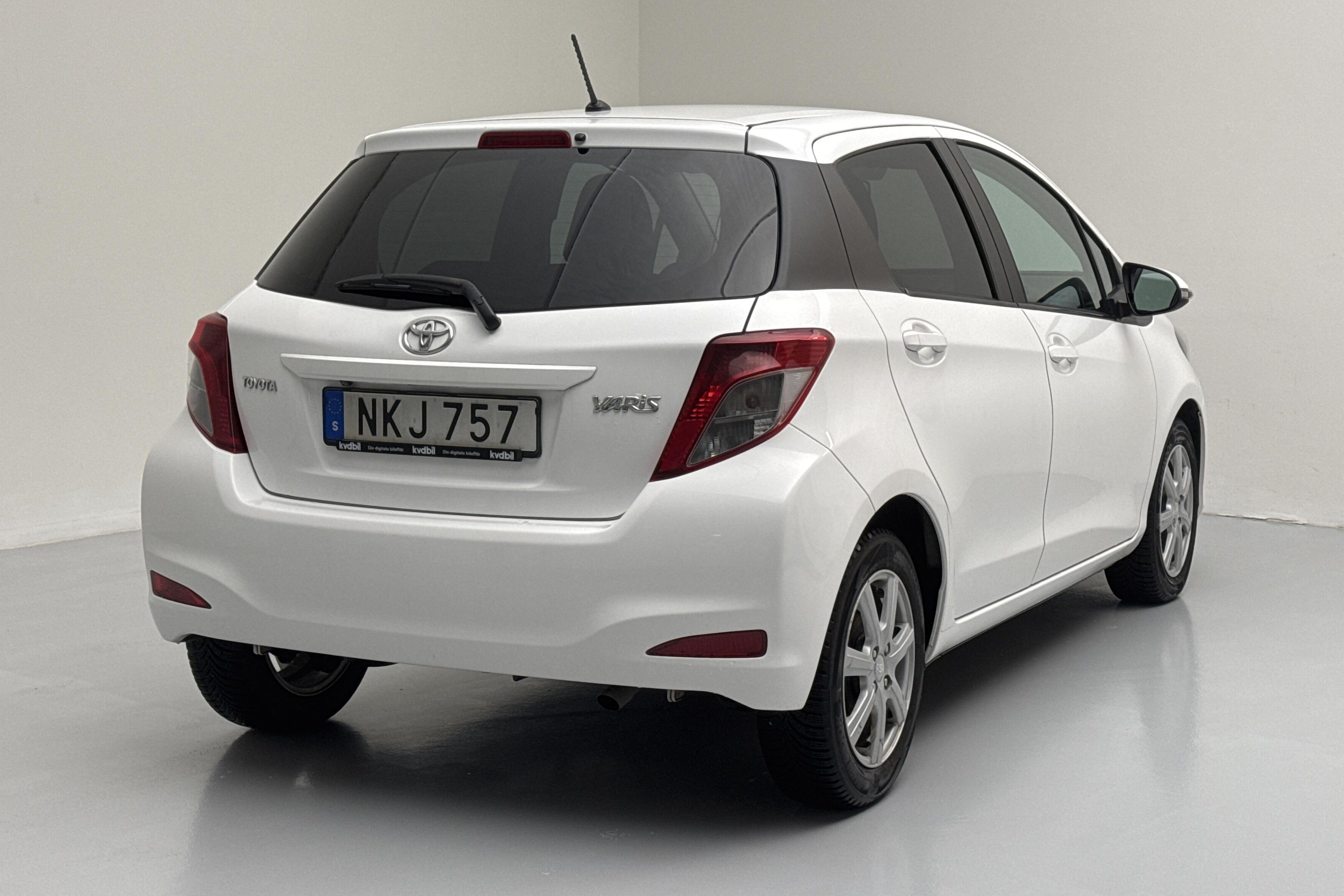 Toyota Yaris 1.33 5dr (100hk) - 55 700 km - Manualna - biały - 2014